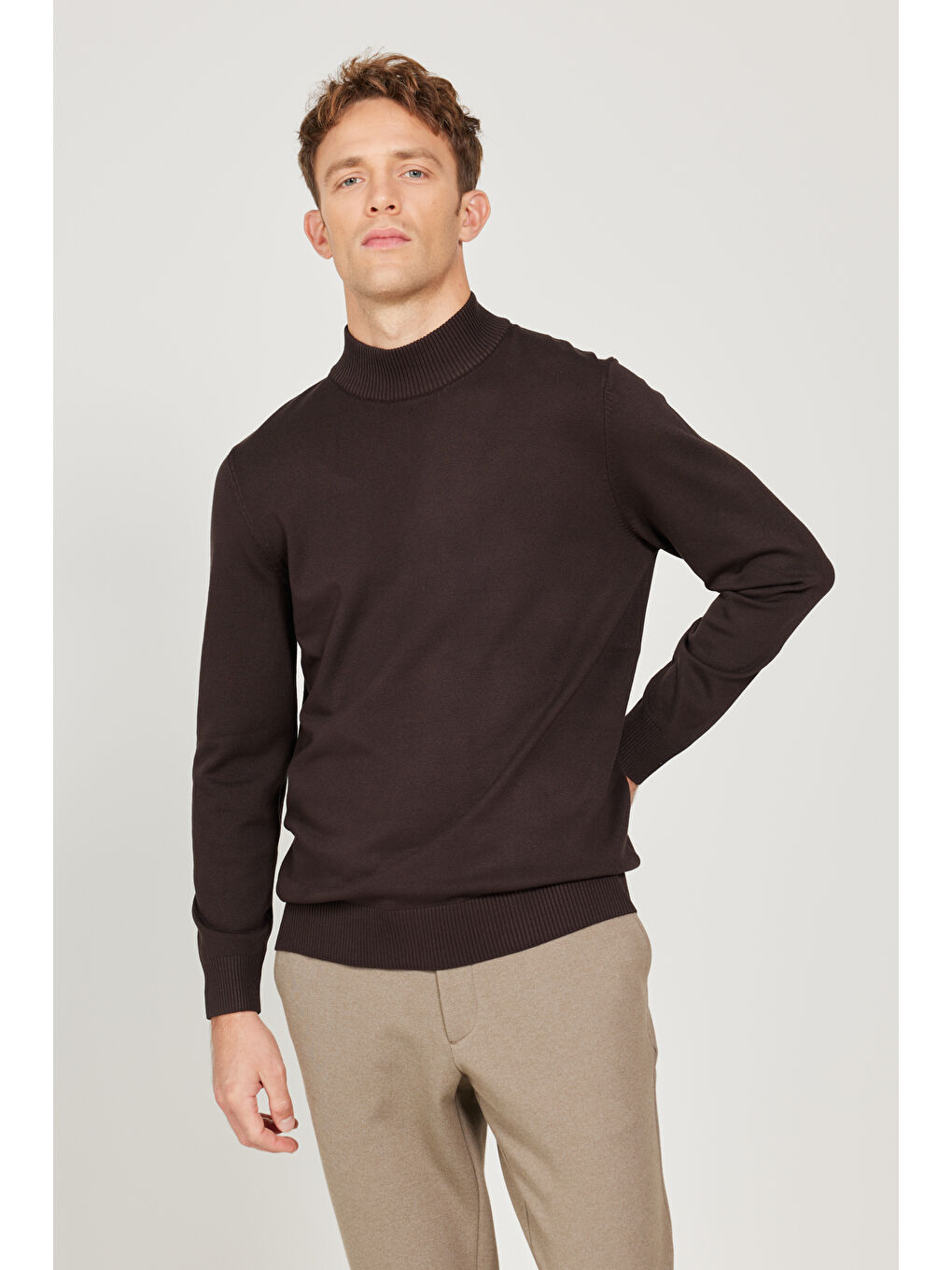 Erkek Kahverengi Standart Fit Normal Kesim Yarım Balıkçı Yaka Triko Kazak