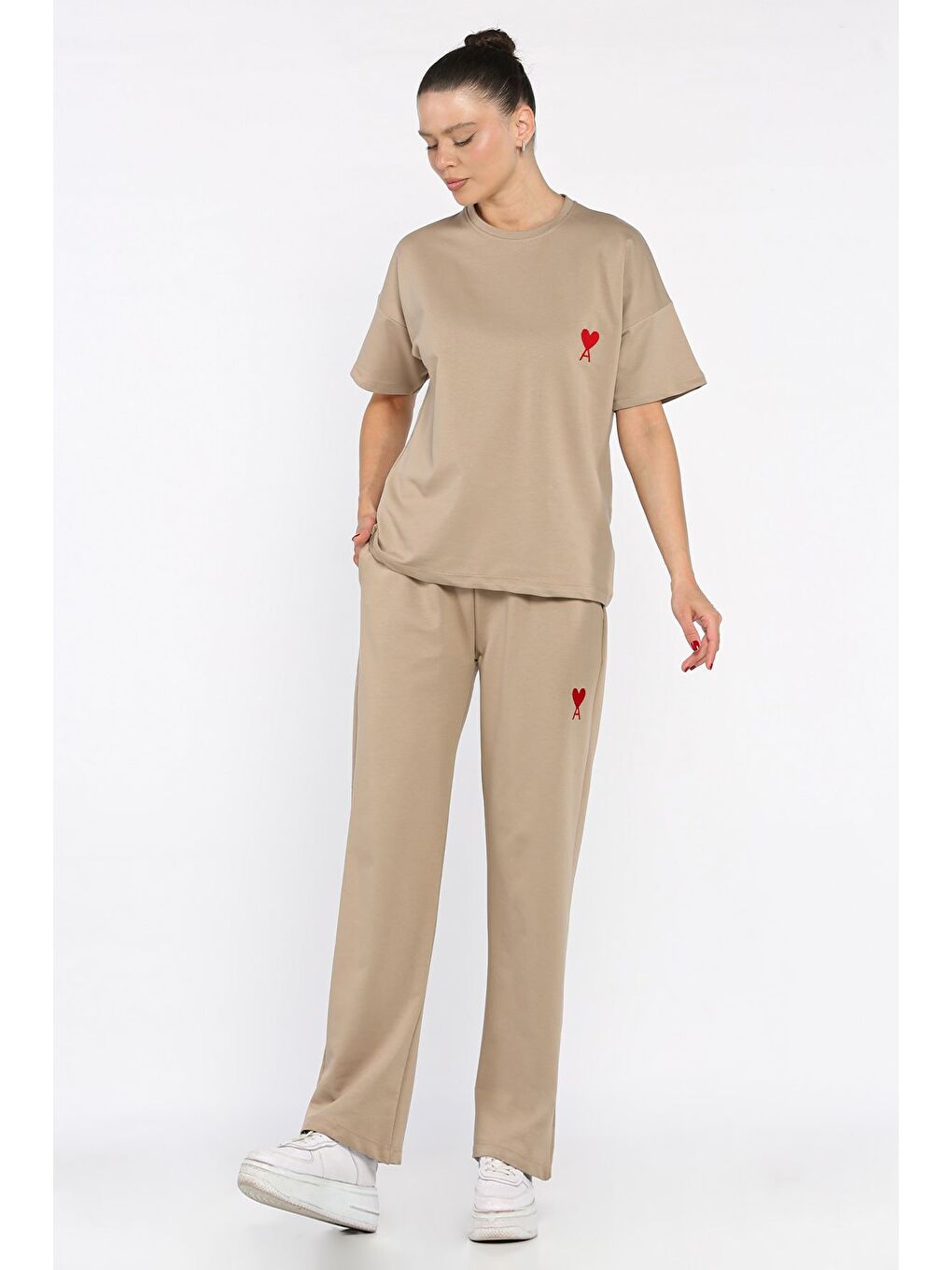 Bej Kadın Kalp Nakışlı Bisiklet Yaka Tişört Pantolon İkili Takım