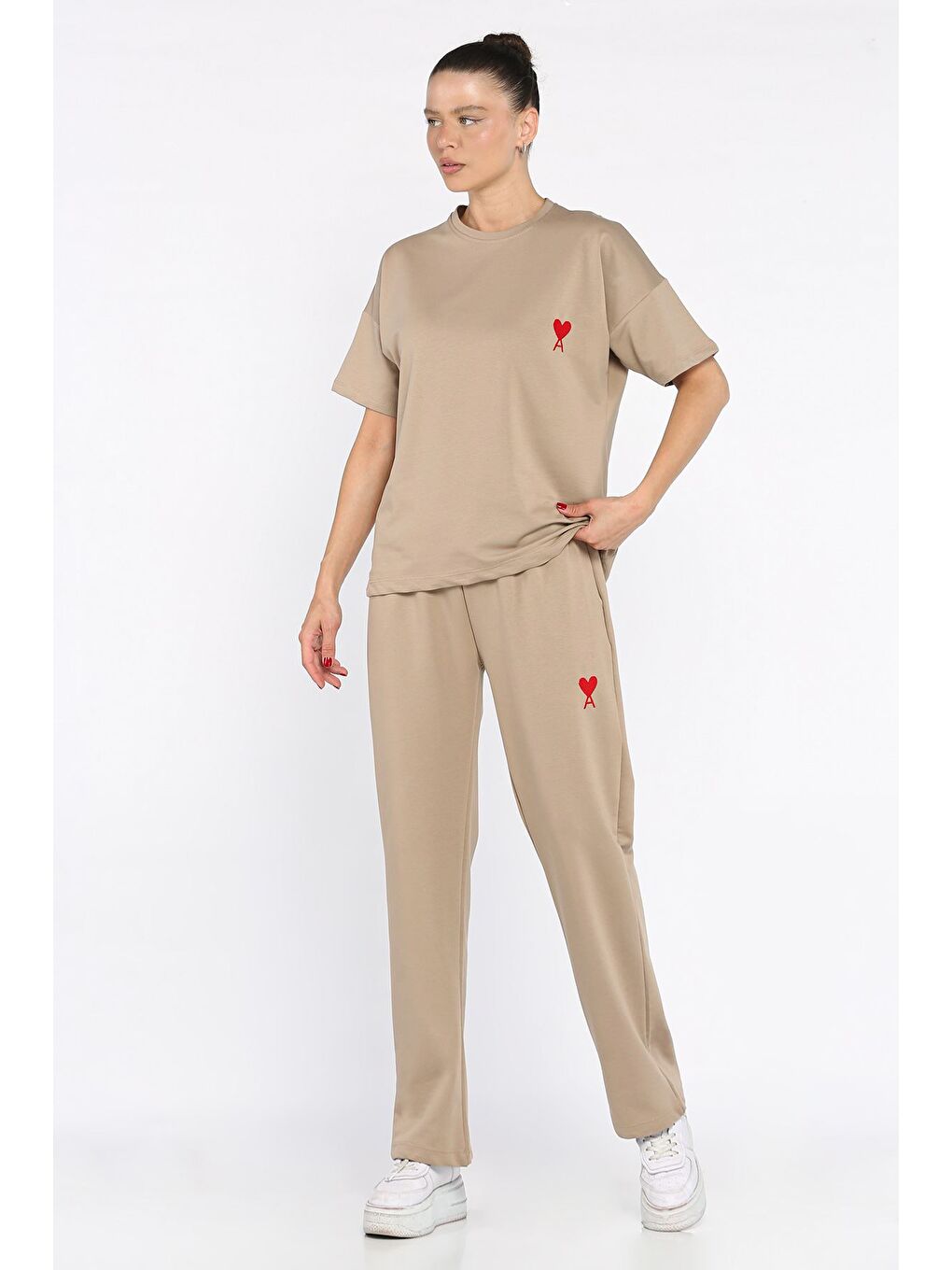 Bej Kadın Kalp Nakışlı Bisiklet Yaka Tişört Pantolon İkili Takım-1