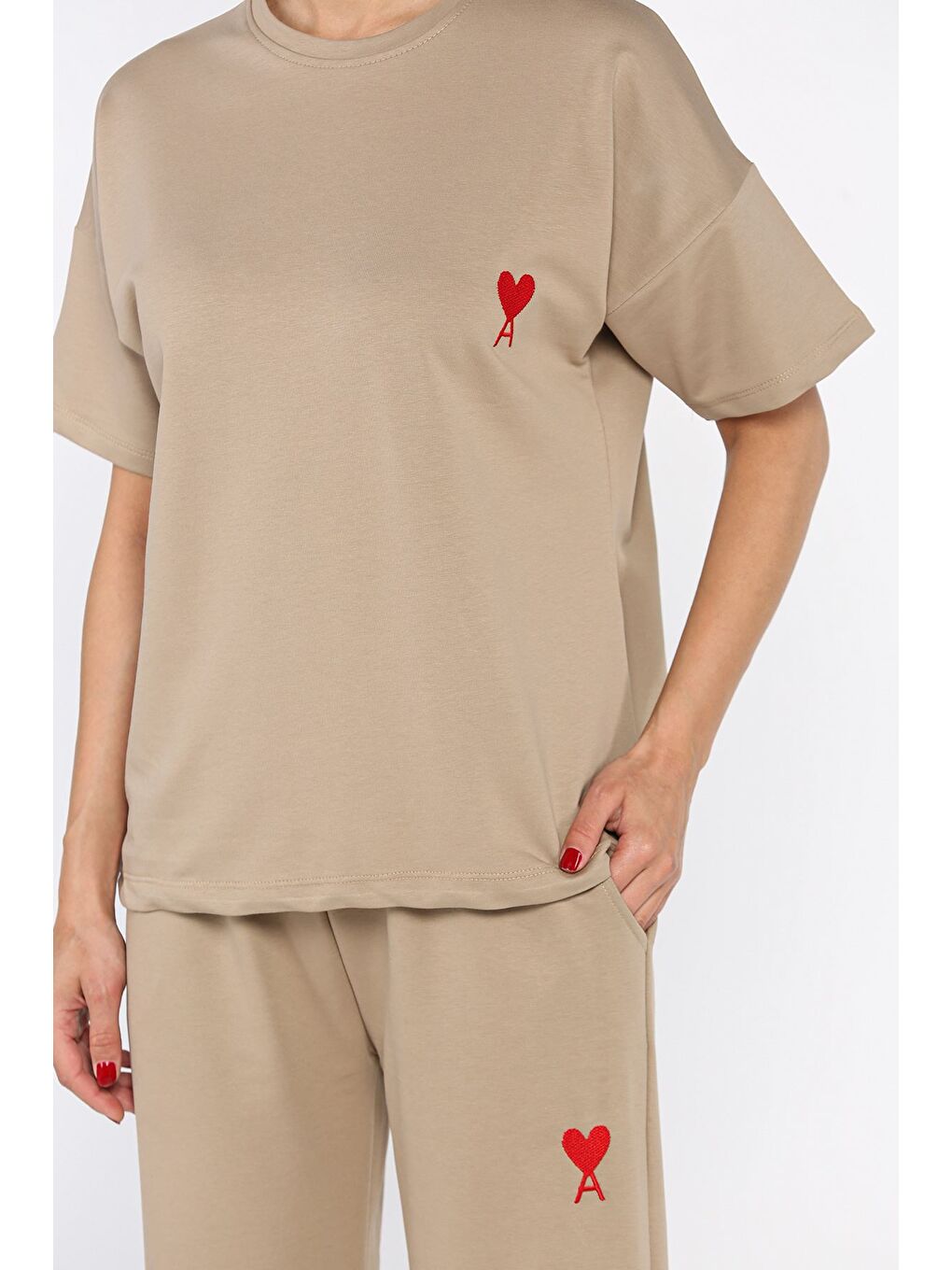 Bej Kadın Kalp Nakışlı Bisiklet Yaka Tişört Pantolon İkili Takım-3