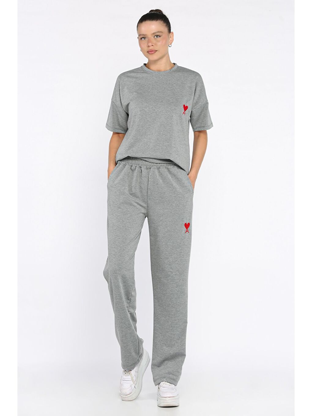 Gri Kadın Kalp Nakışlı Bisiklet Yaka Tişört Pantolon İkili Takım