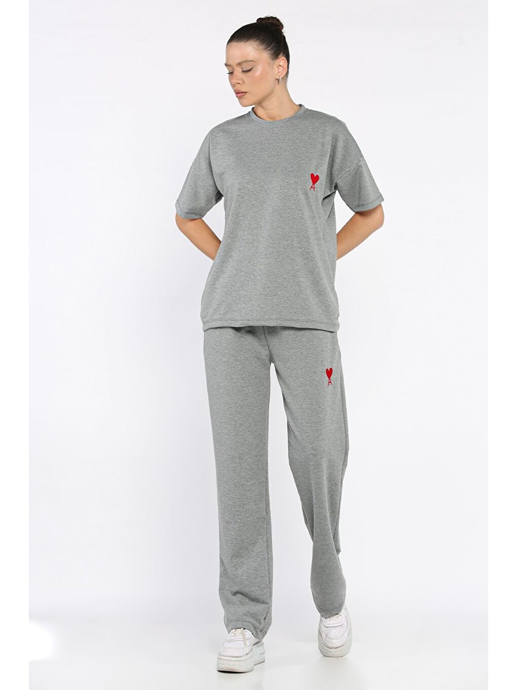 Gri Kadın Kalp Nakışlı Bisiklet Yaka Tişört Pantolon İkili Takım-1