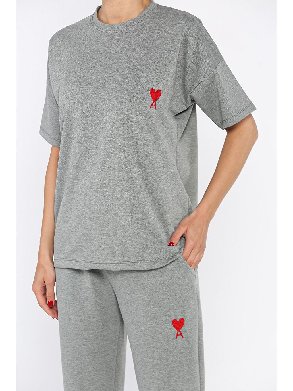 Gri Kadın Kalp Nakışlı Bisiklet Yaka Tişört Pantolon İkili Takım-3