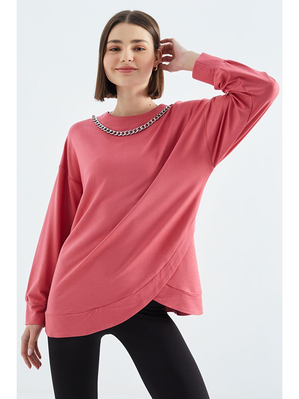 Veryperi Koyu Pembe Yaban Gülü O Yaka Asimetrik Etekli Kolye Aksesuarlı Oversize Tunik Sweatshirt - 02382