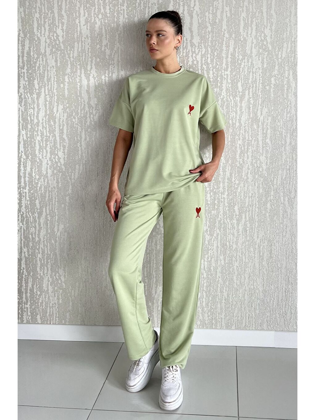 Yeşil Kadın Kalp Nakışlı Bisiklet Yaka Tişört Pantolon İkili Takım