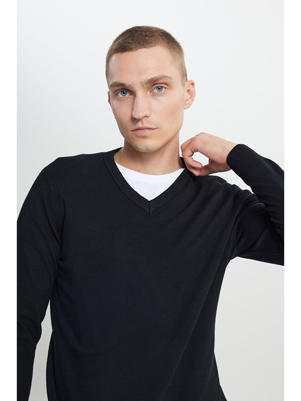 Erkek Siyah Standart Fit Normal Kesim V Yaka Triko Kazak-2