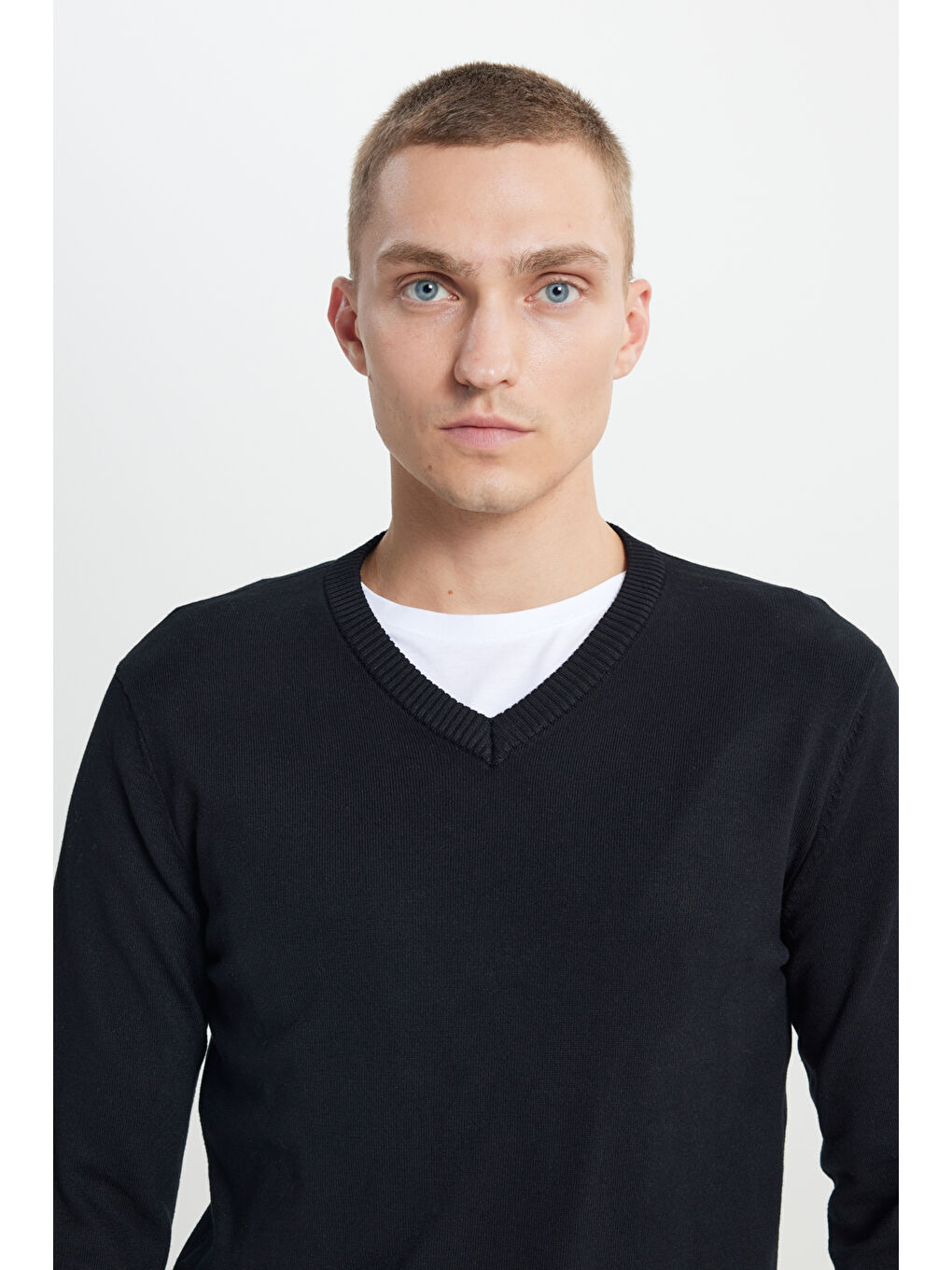 Erkek Siyah Standart Fit Normal Kesim V Yaka Triko Kazak-3
