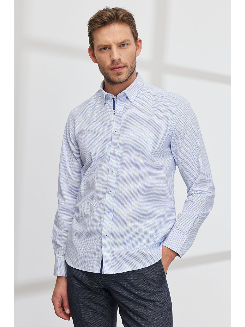 Erkek Beyaz-Mavi Slim Fit Dar Kesim Gizli Düğme Yaka Baskılı Gömlek