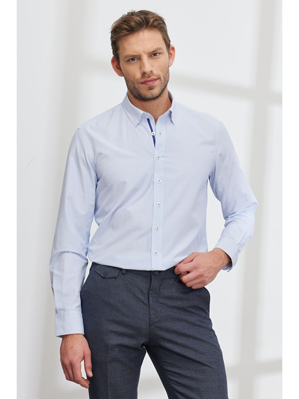 Erkek Beyaz-Mavi Slim Fit Dar Kesim Gizli Düğme Yaka Baskılı Gömlek-1