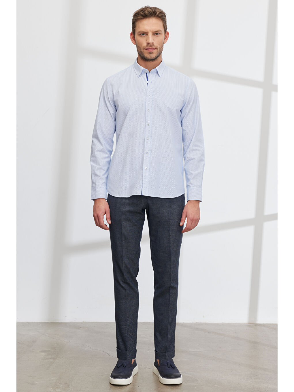 Erkek Beyaz-Mavi Slim Fit Dar Kesim Gizli Düğme Yaka Baskılı Gömlek-2