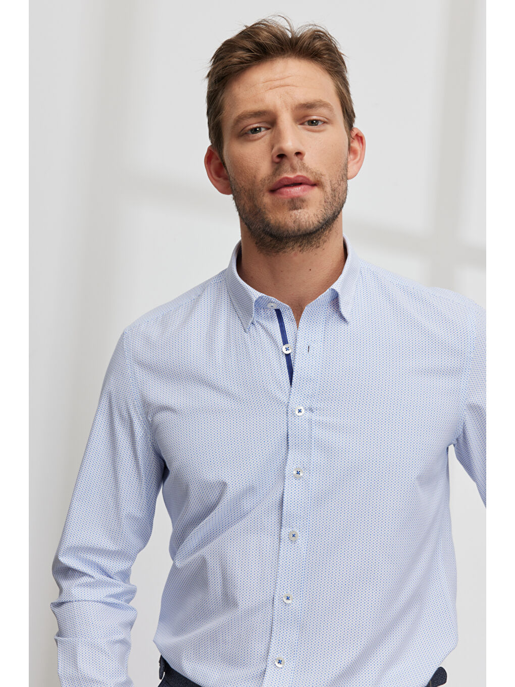 Erkek Beyaz-Mavi Slim Fit Dar Kesim Gizli Düğme Yaka Baskılı Gömlek-3