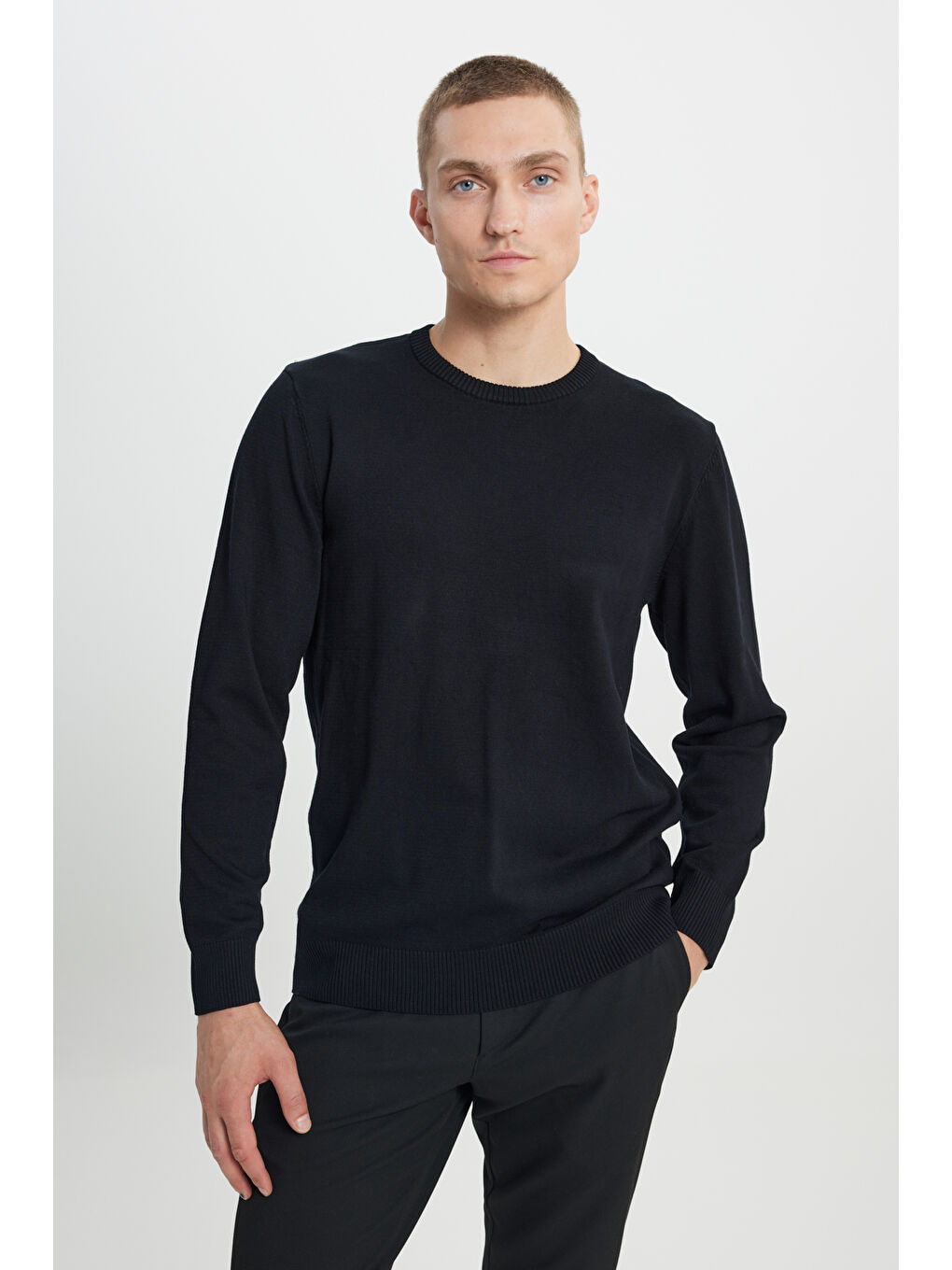 Erkek Siyah Standart Fit Normal Kesim Bisiklet Yaka Triko Kazak