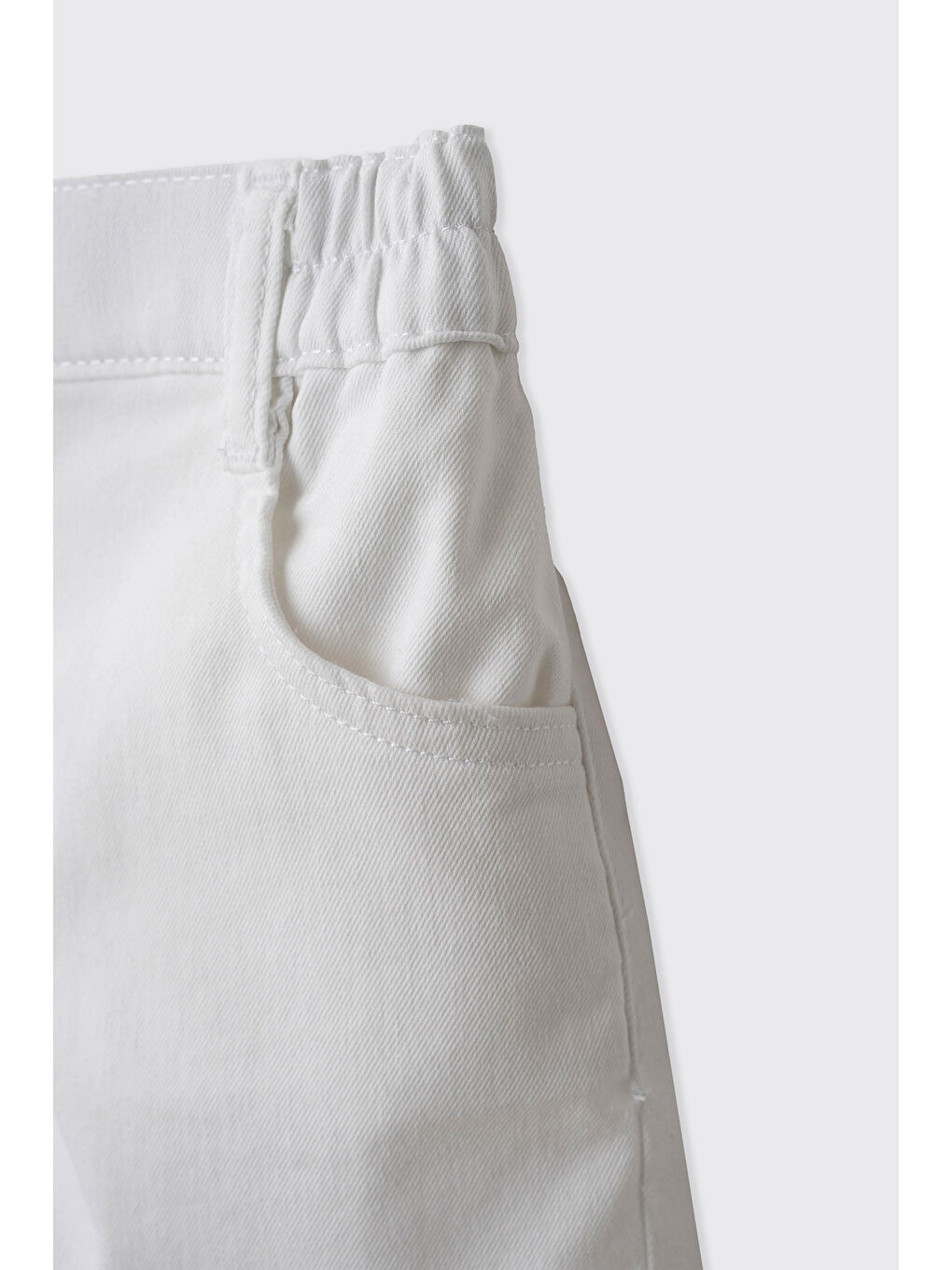 Kız Bebek Lastikli Beyaz Şort-1