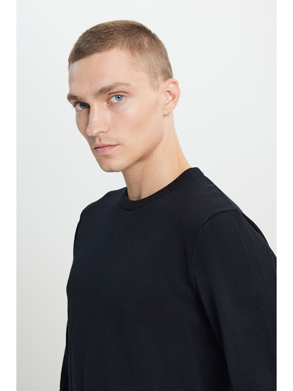 Erkek Siyah Standart Fit Normal Kesim Bisiklet Yaka Triko Kazak-4