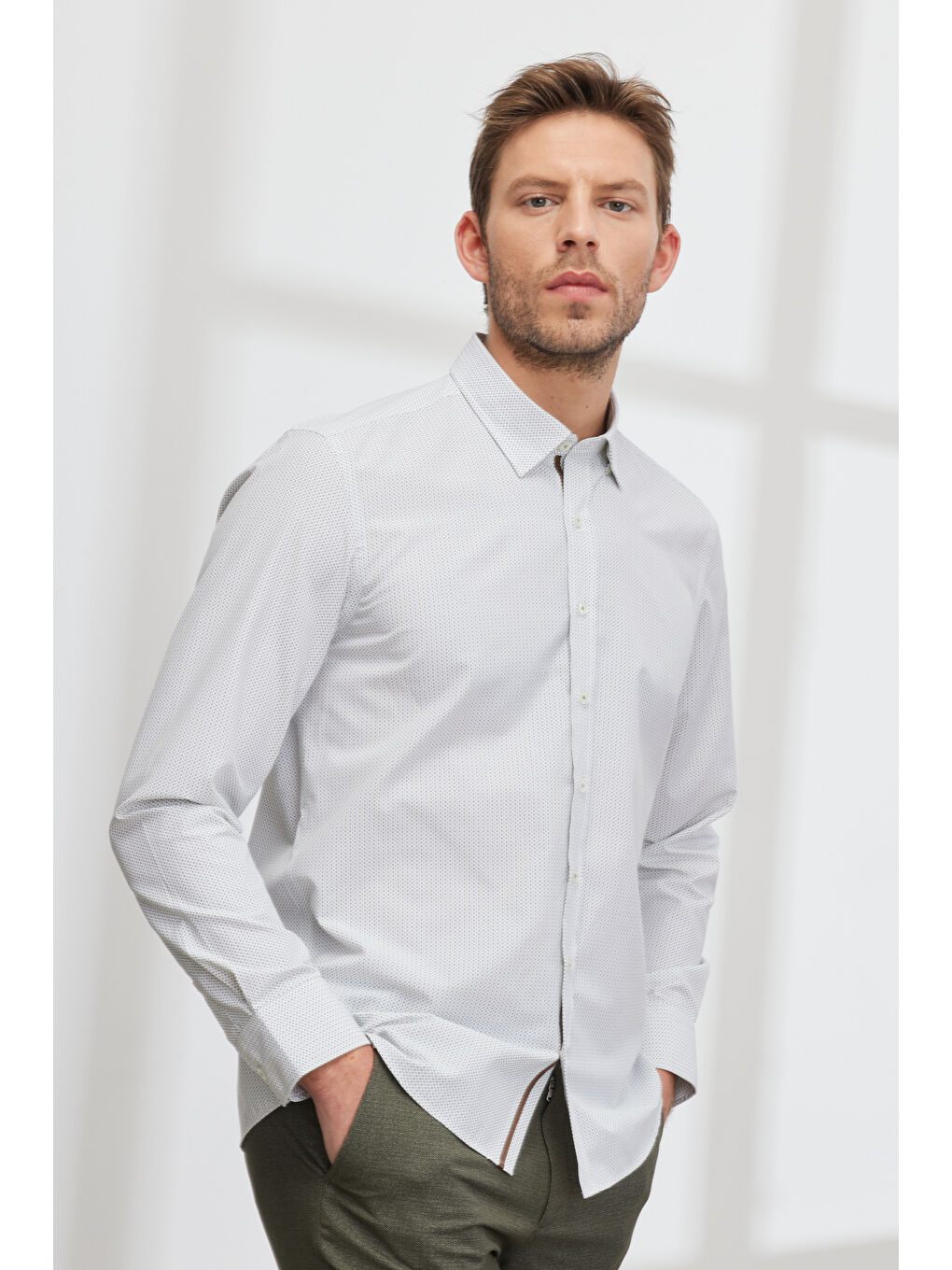 Erkek Beyaz-Haki Slim Fit Dar Kesim Gizli Düğme Yaka Baskılı Gömlek-1