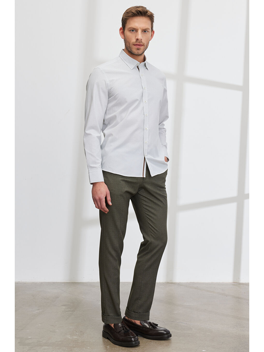 Erkek Beyaz-Haki Slim Fit Dar Kesim Gizli Düğme Yaka Baskılı Gömlek-2