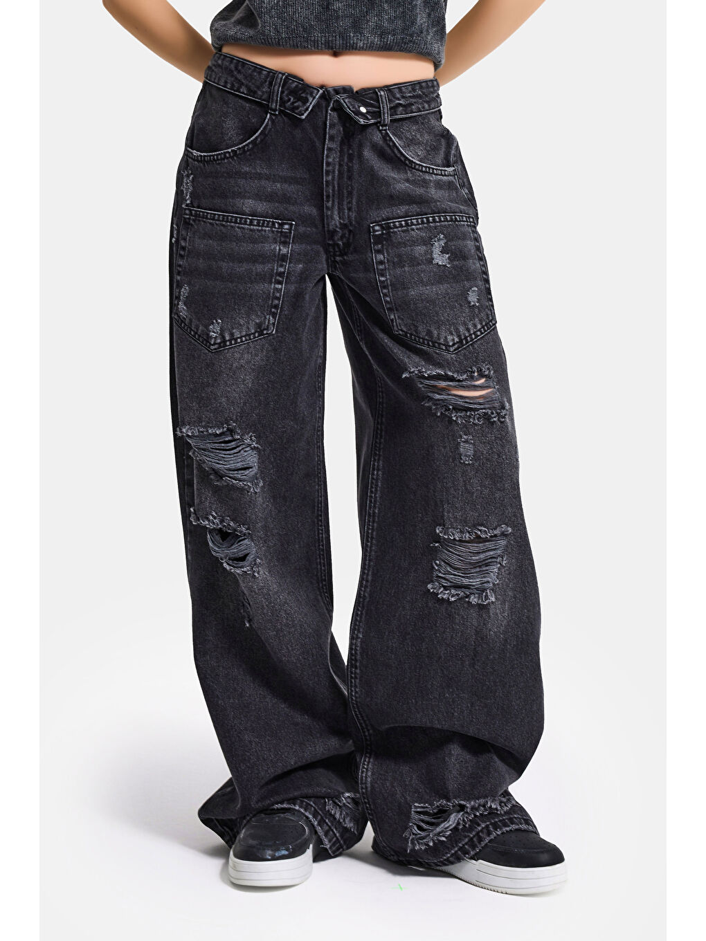 Gri Kadın Koyu Füme 10s6-1 Süper Baggy Kemer ve Yırtık Detaylı Özel Tasarım Denim Jean