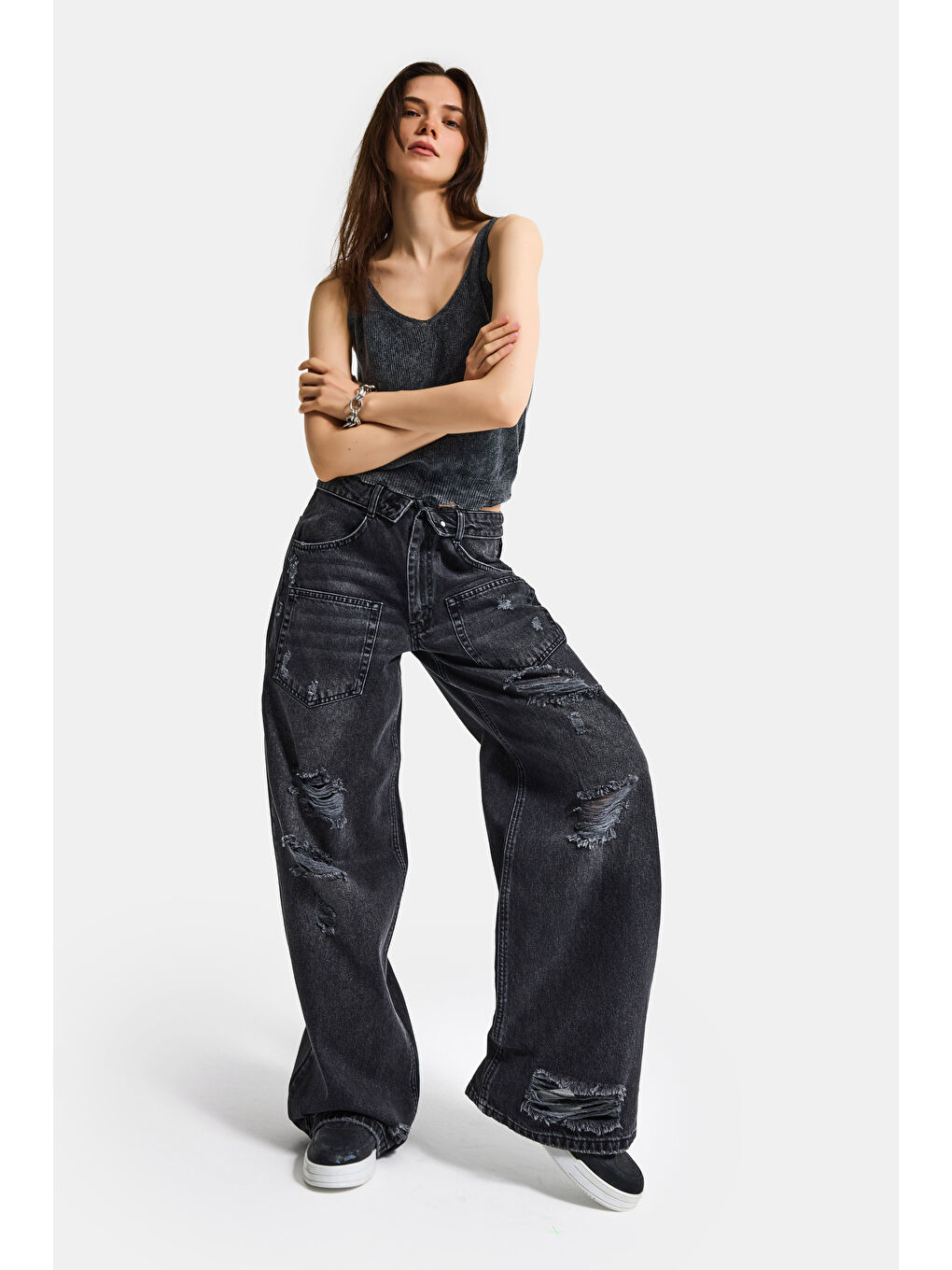 Gri Kadın Koyu Füme 10s6-1 Süper Baggy Kemer ve Yırtık Detaylı Özel Tasarım Denim Jean-1