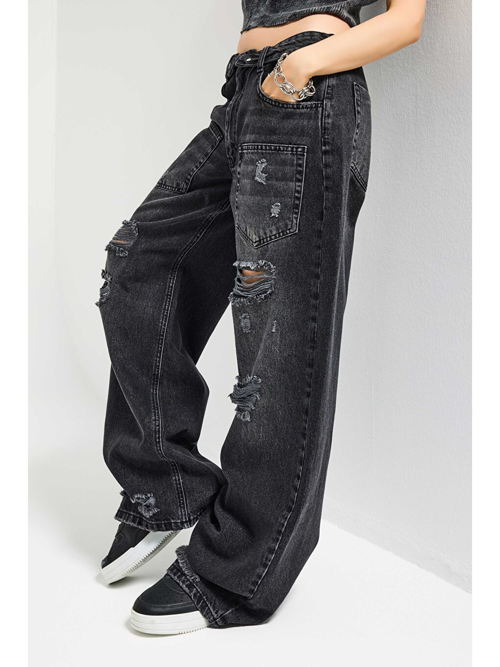 Gri Kadın Koyu Füme 10s6-1 Süper Baggy Kemer ve Yırtık Detaylı Özel Tasarım Denim Jean-4