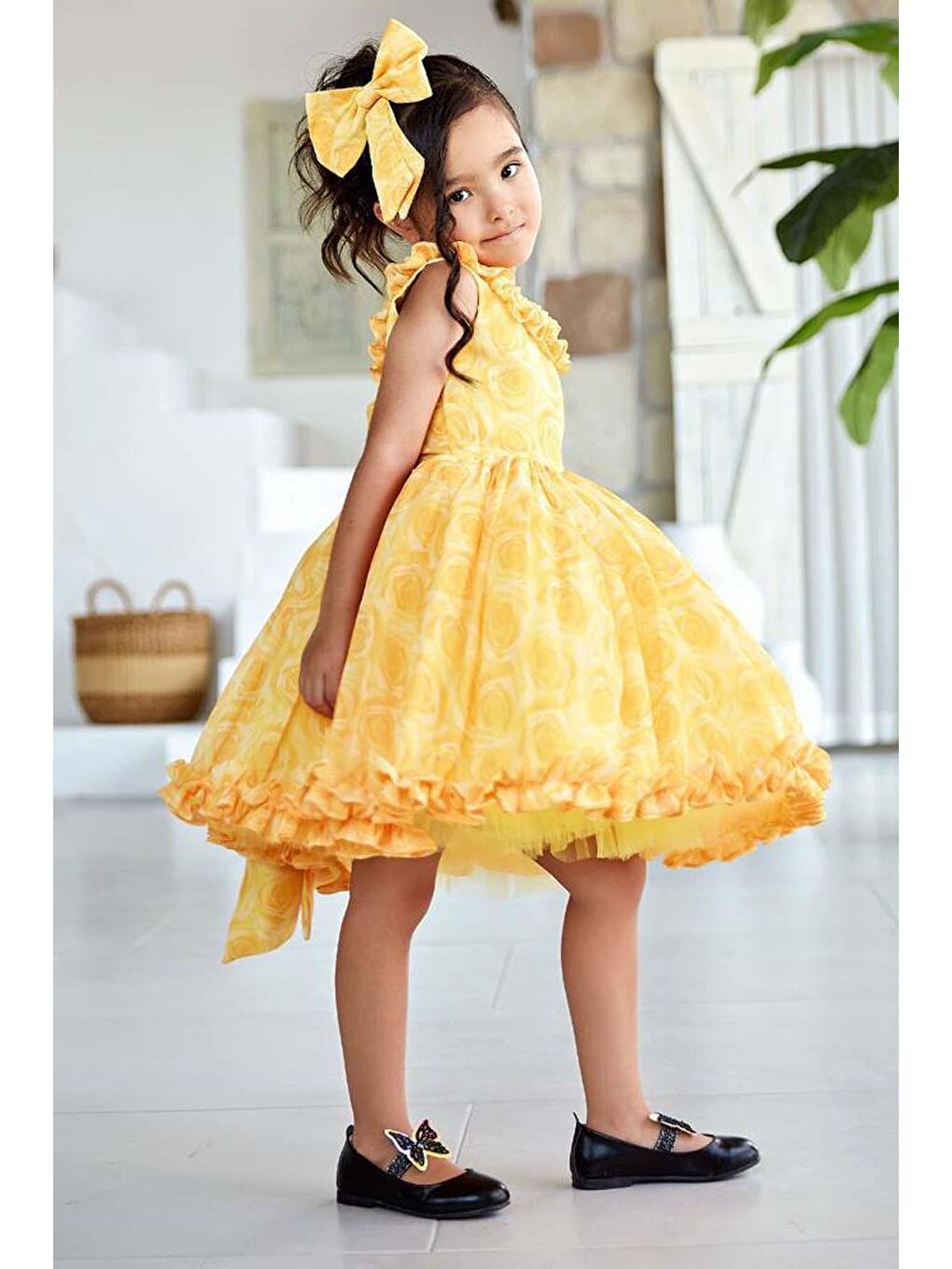 Kız Çocuk Yakası ve Etek Ucu Fırfırlı Üzeri Gül Baskılı Kolsuz Sarı Elbise