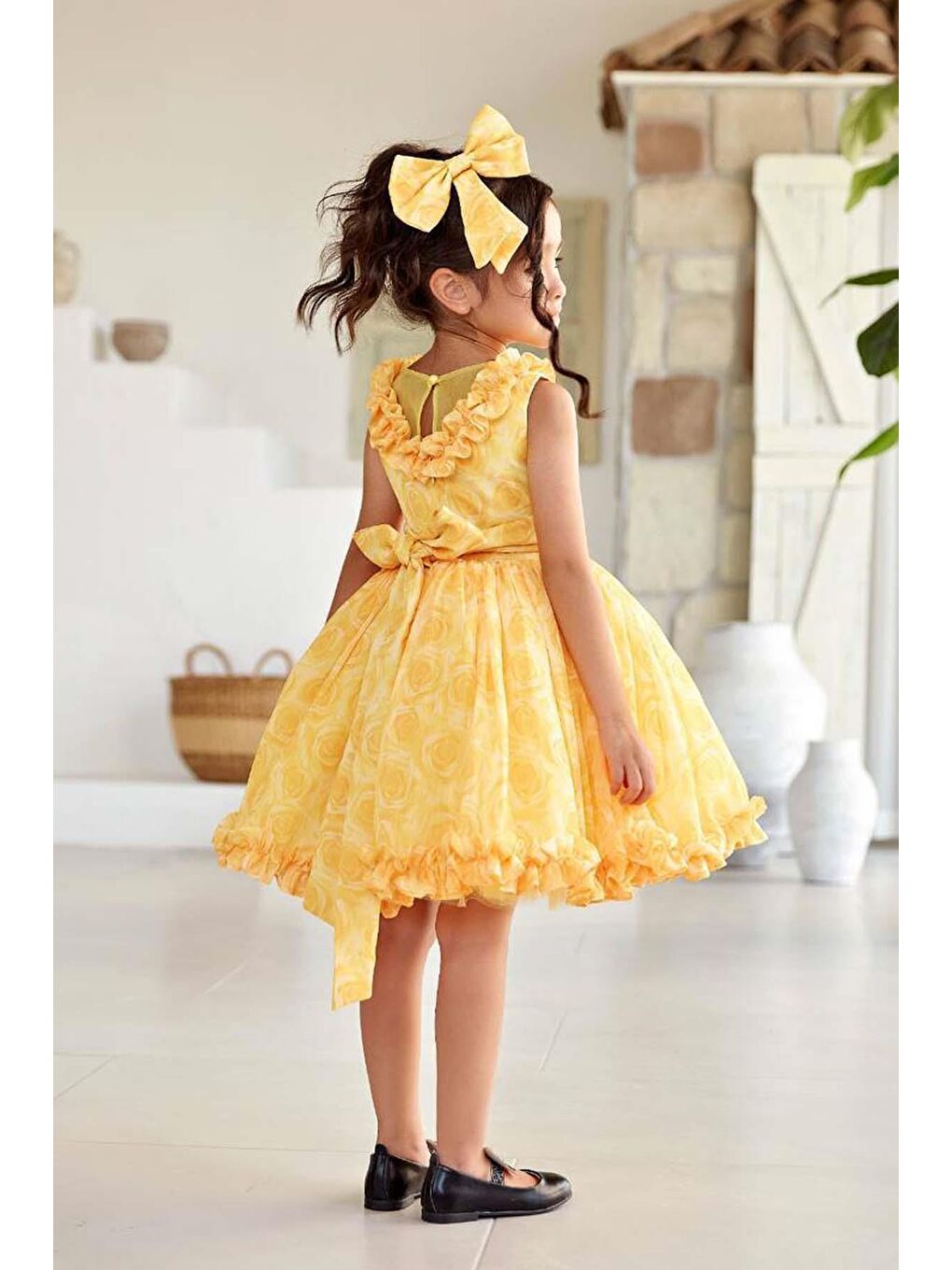 Kız Çocuk Yakası ve Etek Ucu Fırfırlı Üzeri Gül Baskılı Kolsuz Sarı Elbise-1