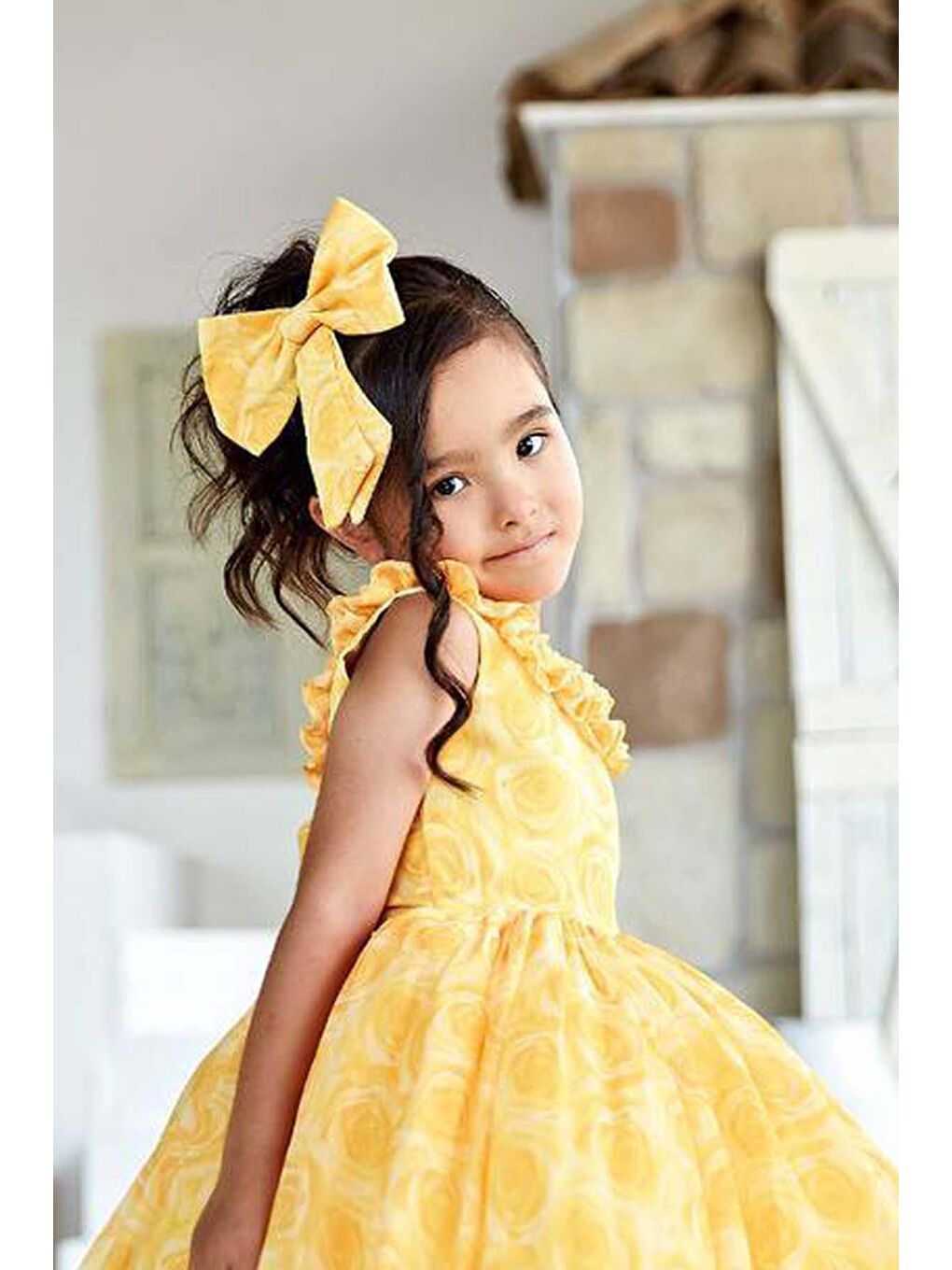 Kız Çocuk Yakası ve Etek Ucu Fırfırlı Üzeri Gül Baskılı Kolsuz Sarı Elbise-2