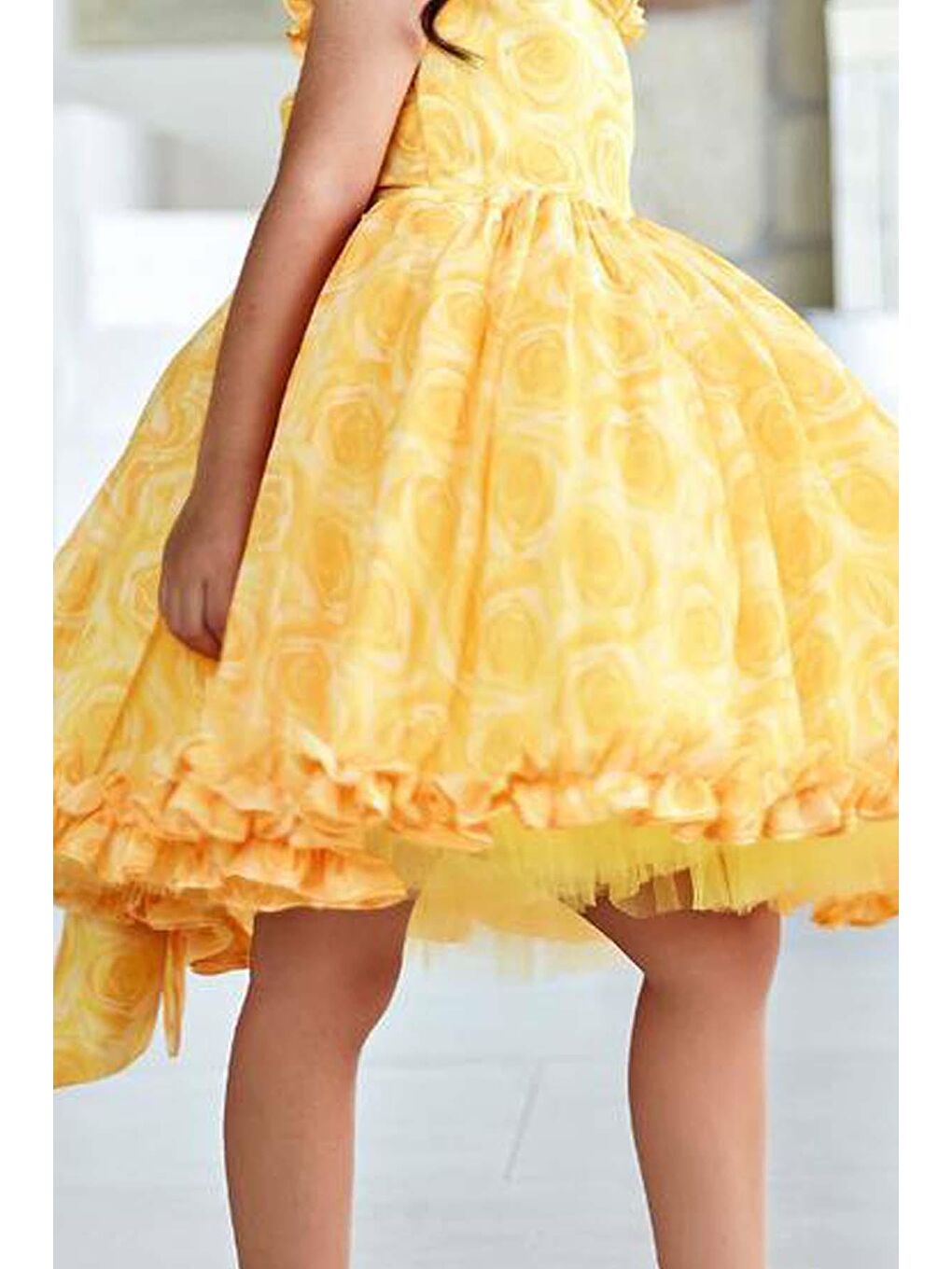 Kız Çocuk Yakası ve Etek Ucu Fırfırlı Üzeri Gül Baskılı Kolsuz Sarı Elbise-3