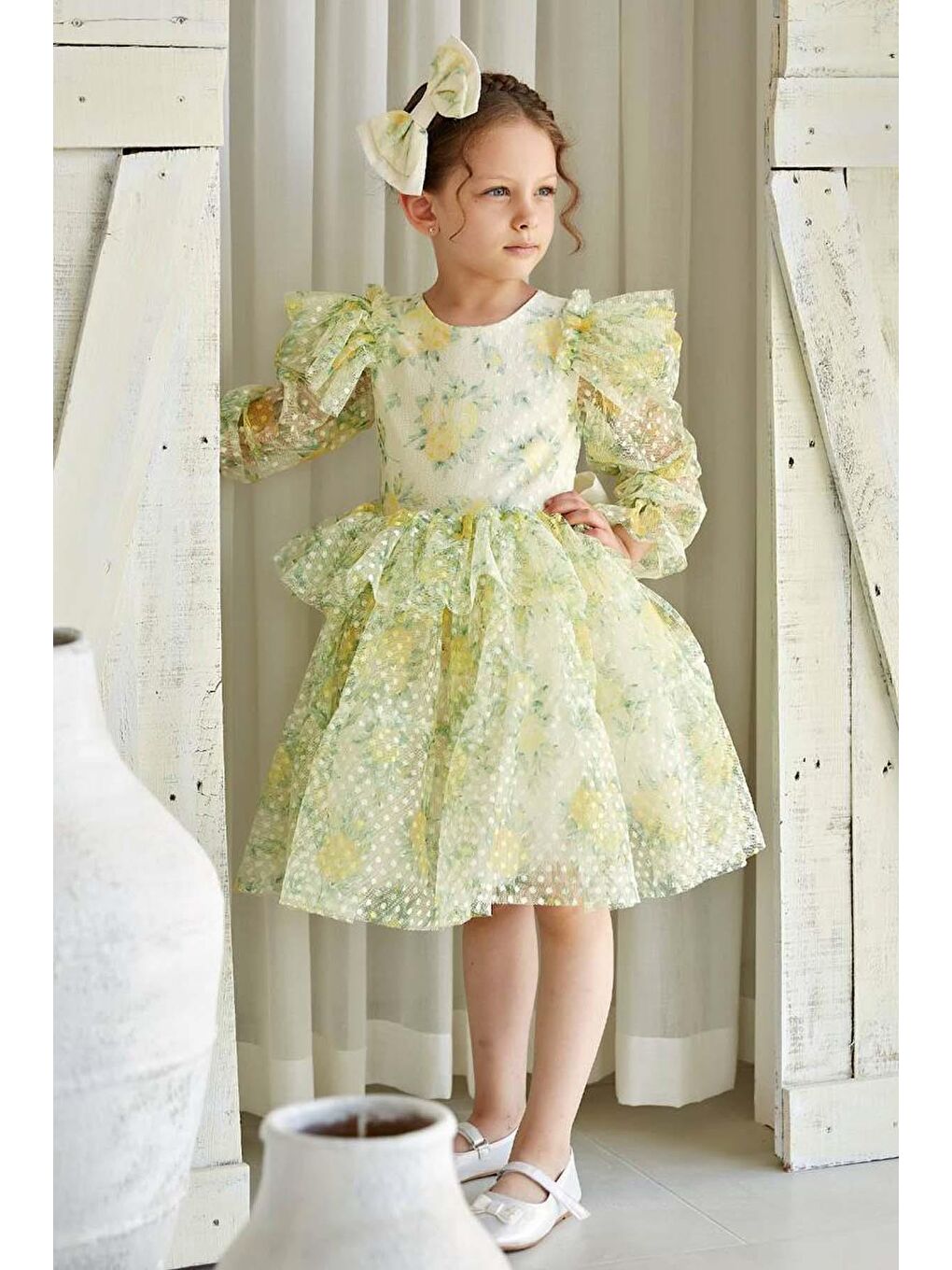 Kız Çocuk Omuzları ve Beli Fırfırlı Puantiye Detaylı Şeffaf Tül Çiçek Desenli Kabarık Sarı Elbise