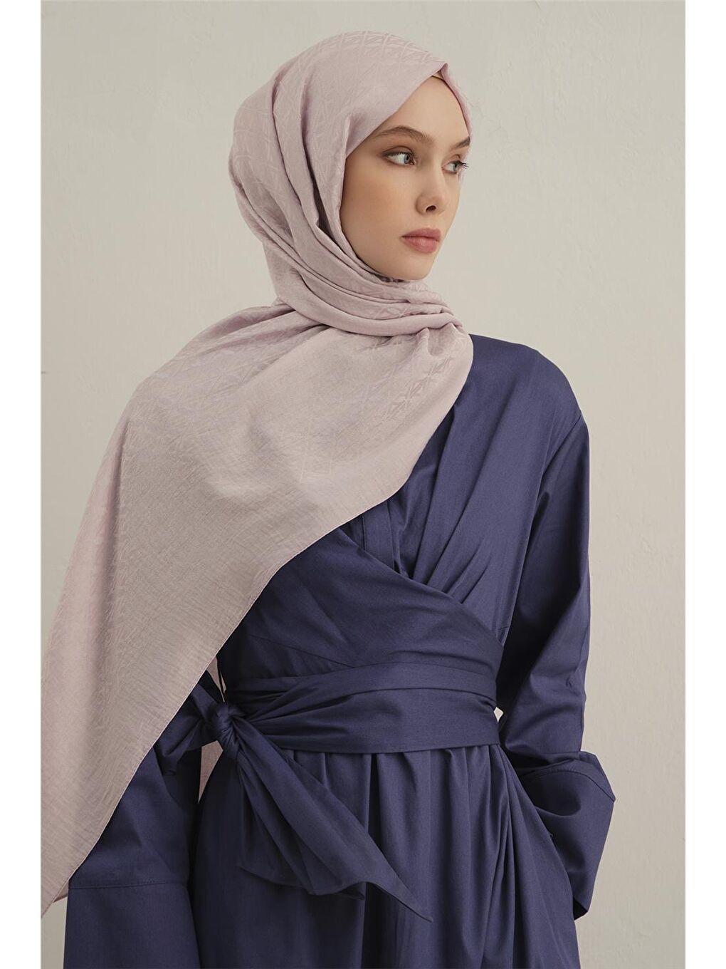 Pembe Lyocell Naia Üçgen Monogram Şal 5 43