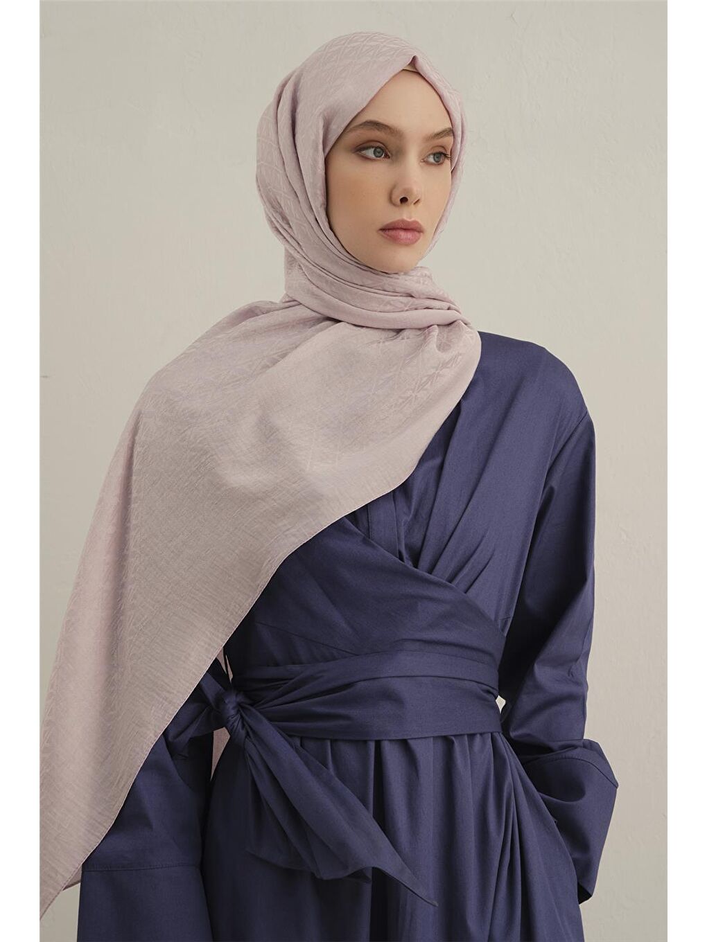 Pembe Lyocell Naia Üçgen Monogram Şal 5 43-1