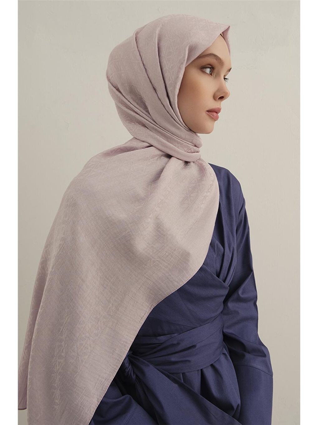 Pembe Lyocell Naia Üçgen Monogram Şal 5 43-3