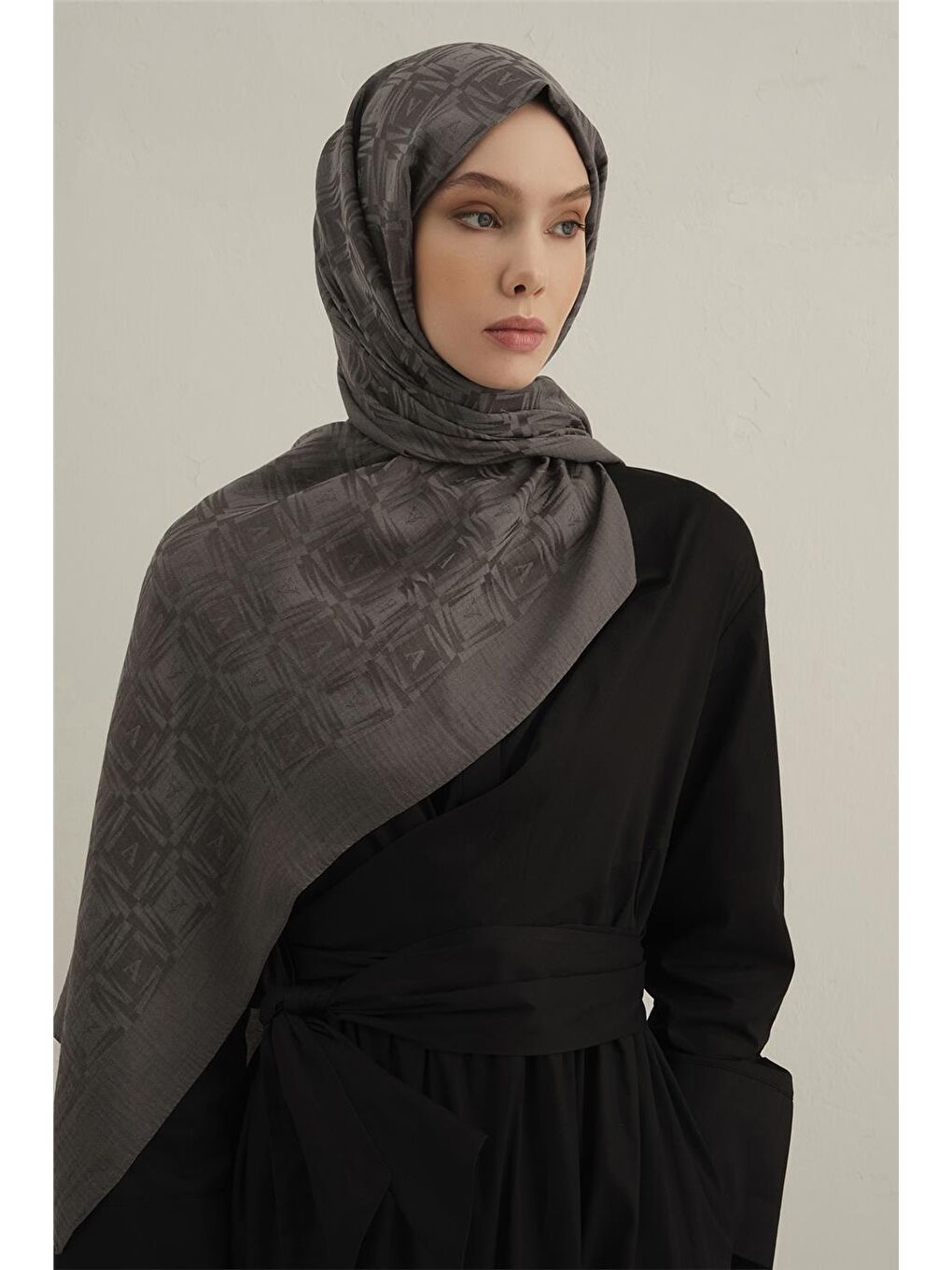 Gri Lyocell Naia Kare Monogram Şal 6 18