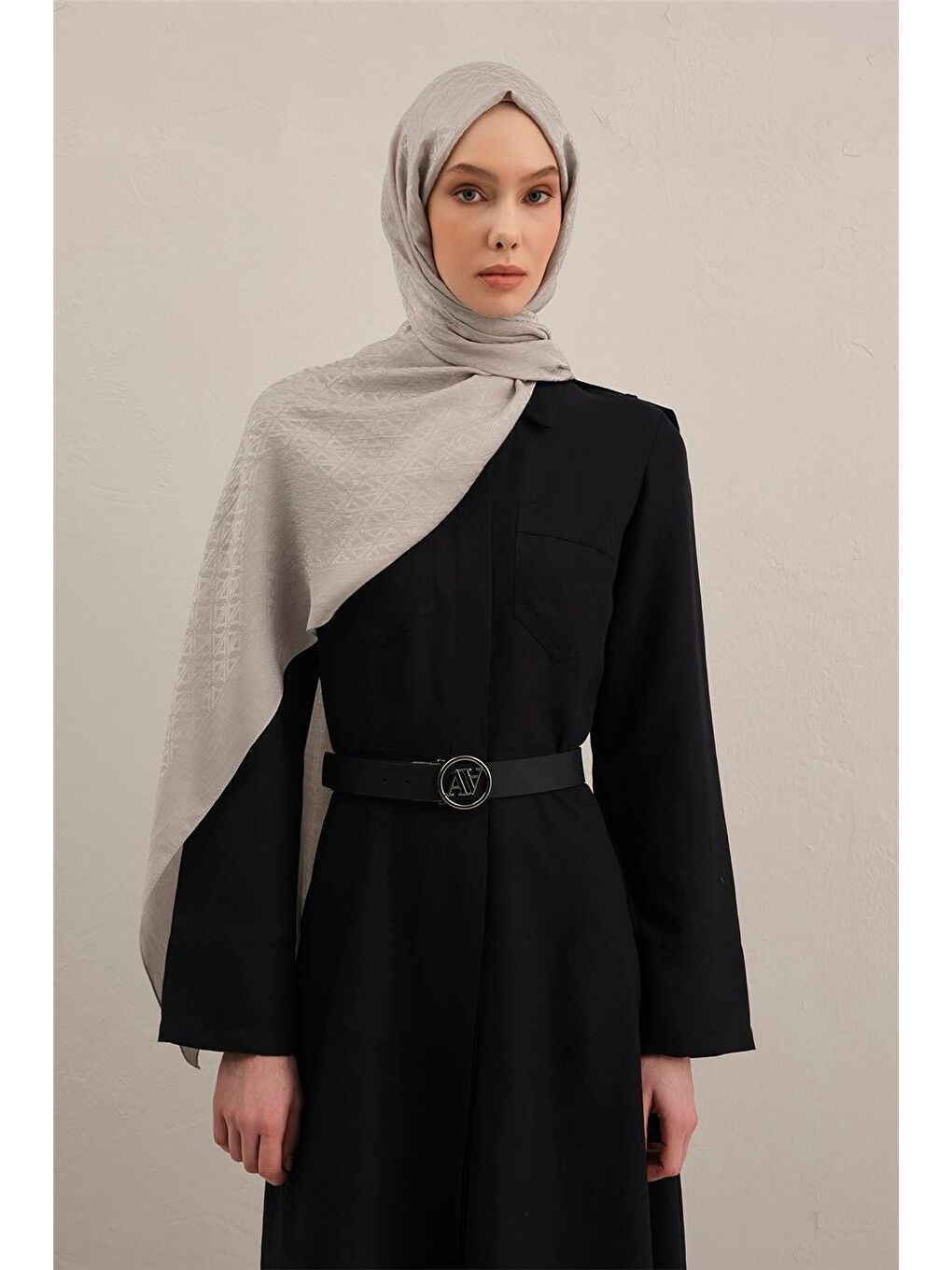 Gri Lyocell Naia Üçgen Monogram Şal 5 23-1