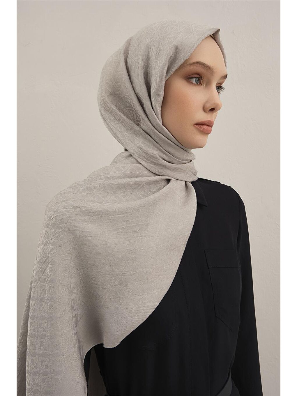 Gri Lyocell Naia Üçgen Monogram Şal 5 23-2