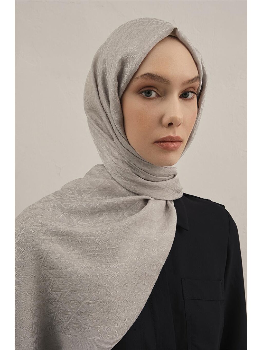 Gri Lyocell Naia Üçgen Monogram Şal 5 23-3