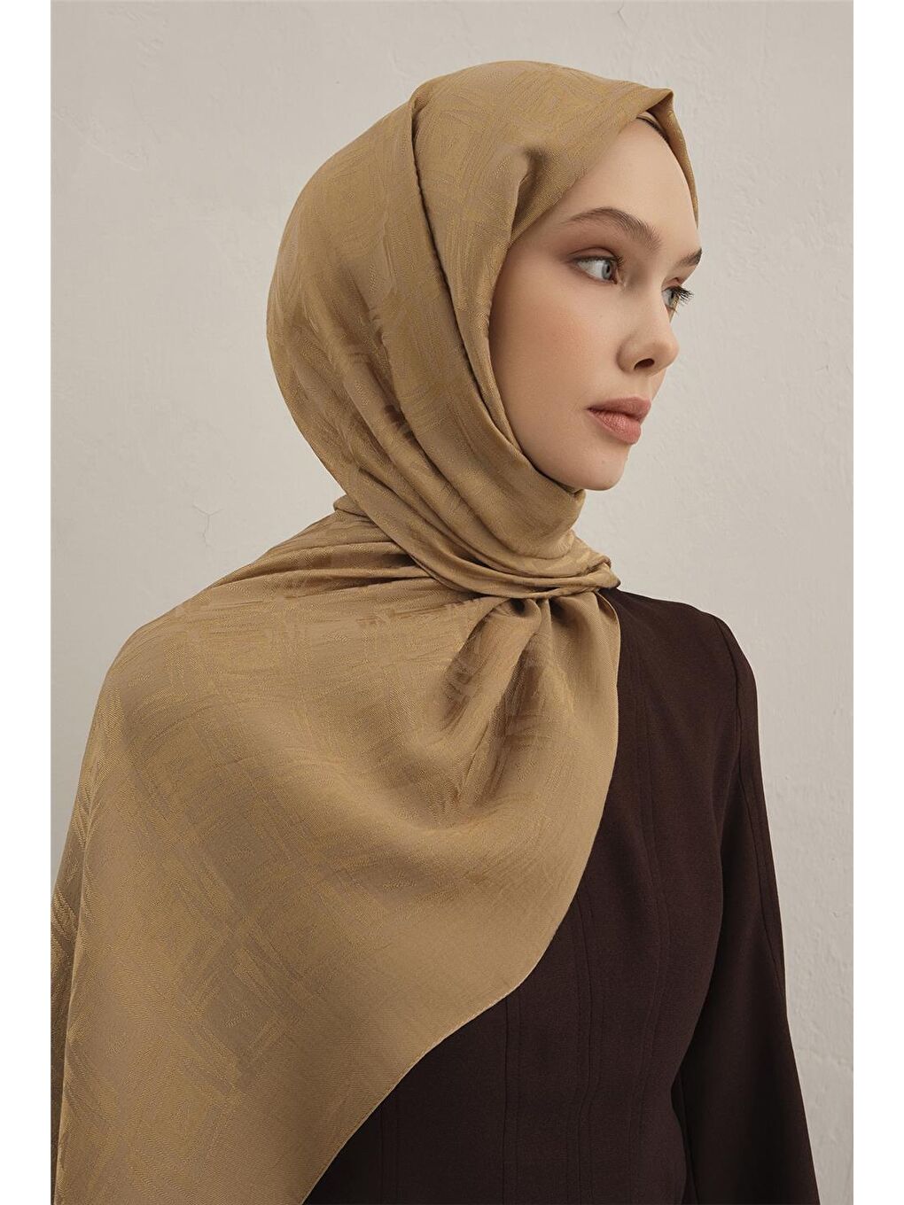 Kahverengi Lyocell Naia Kare Monogram Şal 6 70-2