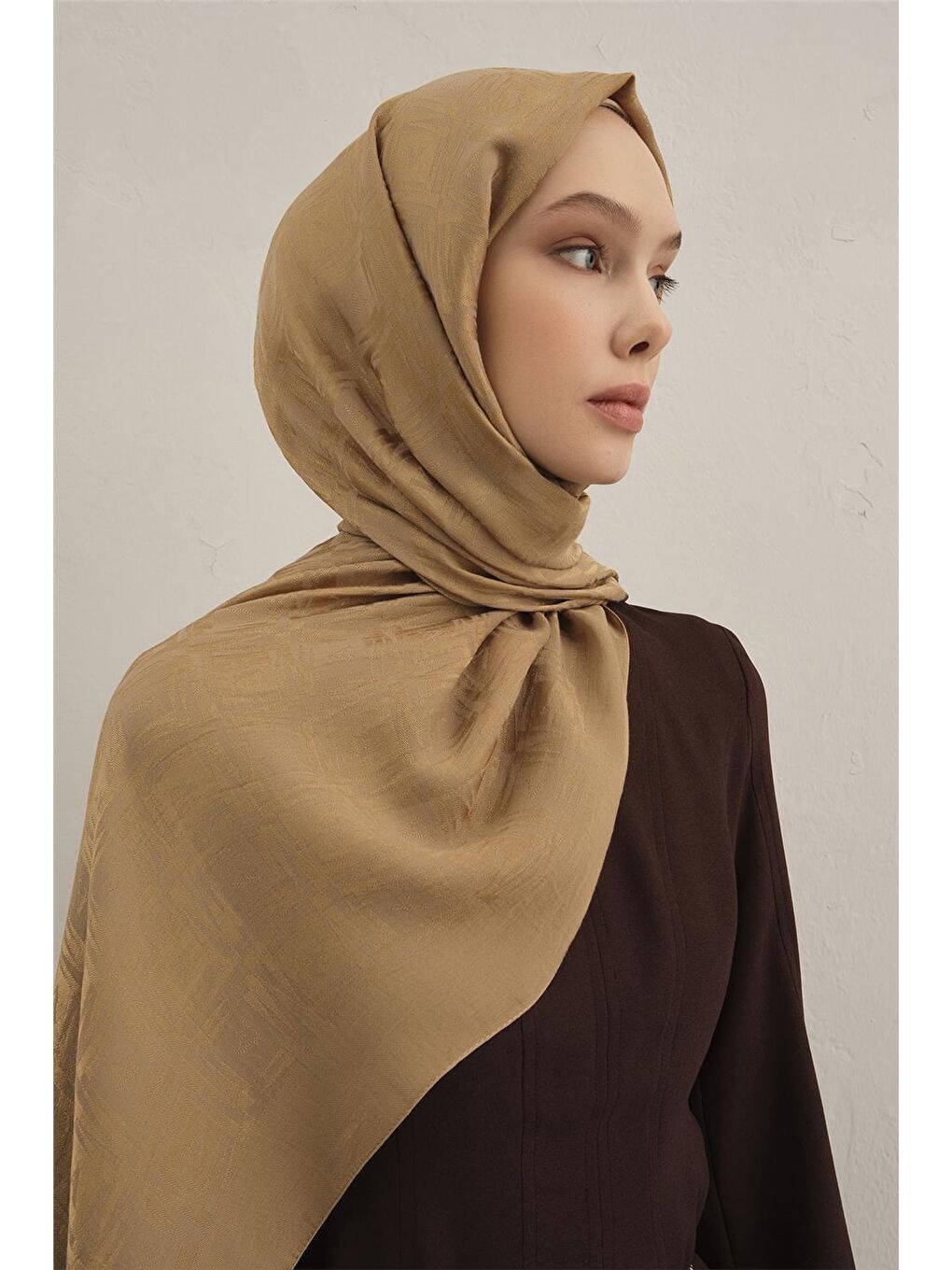 Kahverengi Lyocell Naia Kare Monogram Şal 6 70-3
