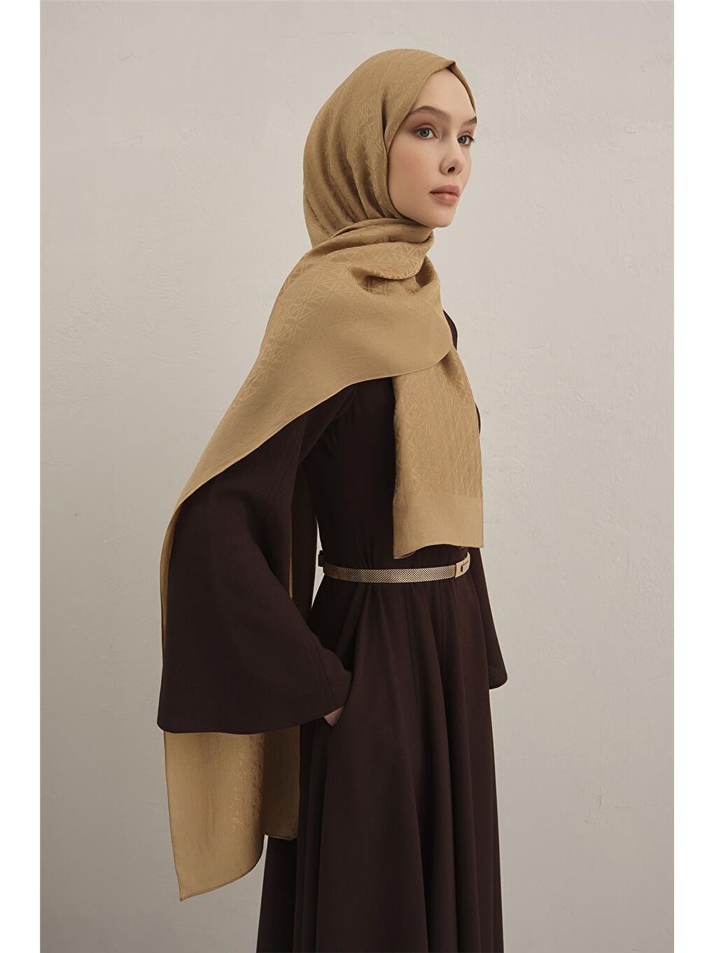Kahverengi Lyocell Naia Üçgen Monogram Şal 5 70-1