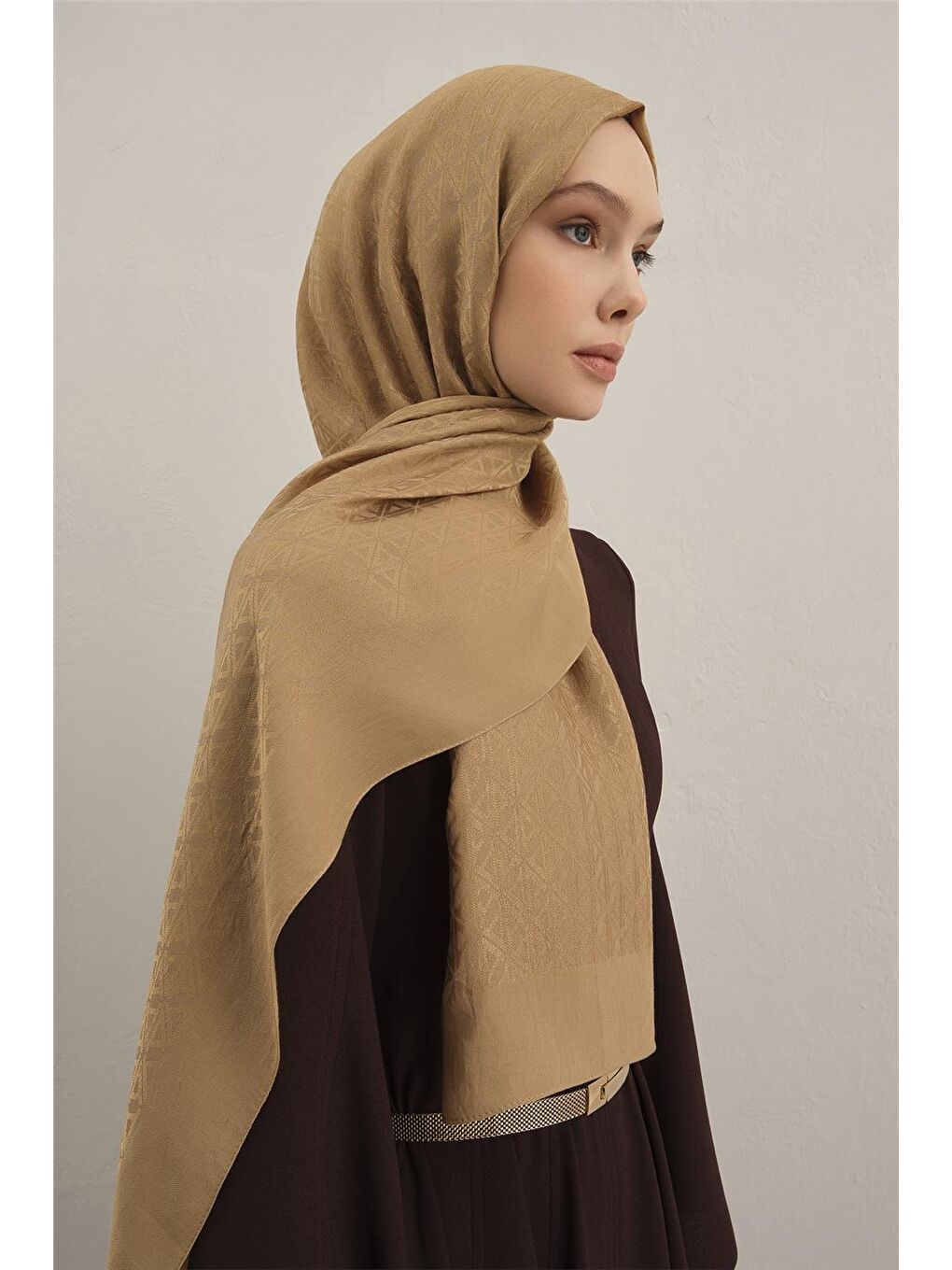 Kahverengi Lyocell Naia Üçgen Monogram Şal 5 70