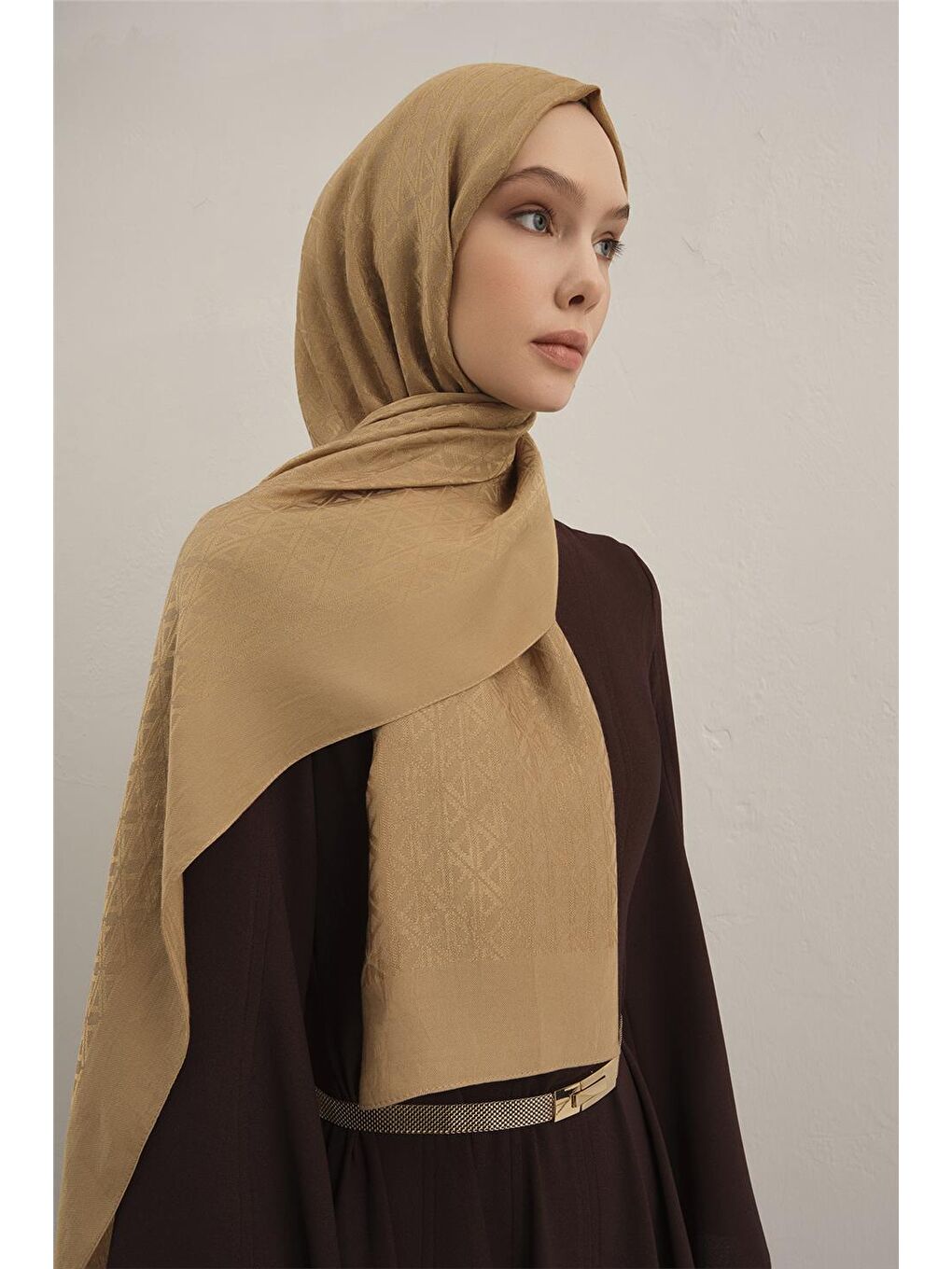 Kahverengi Lyocell Naia Üçgen Monogram Şal 5 70-2
