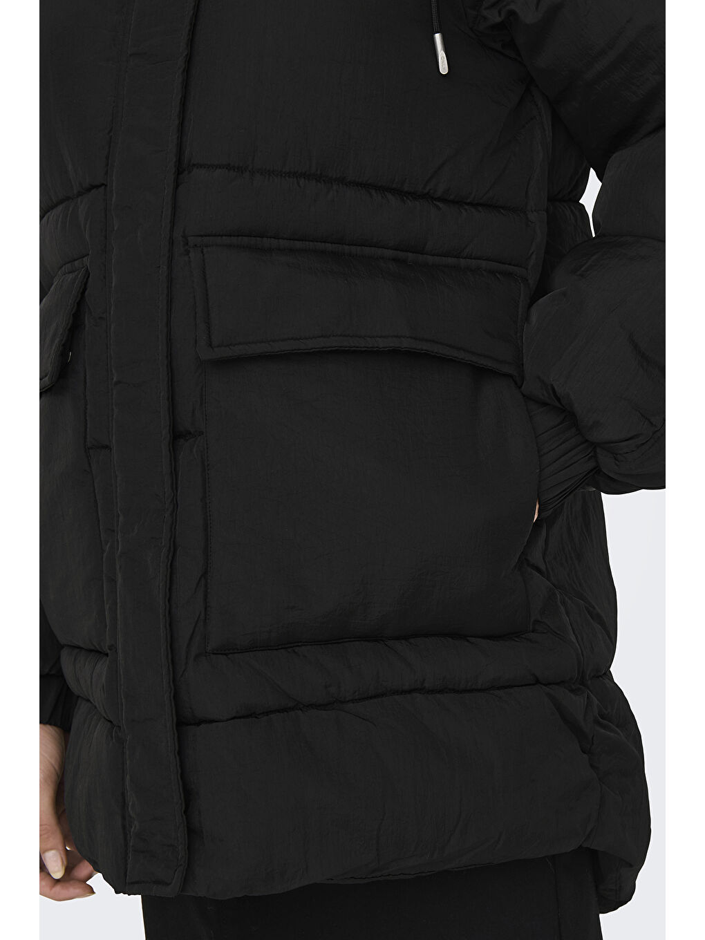 Siyah Onlfie Kapitoneli Regular Fit Kapüşonlu Rüzgar Geçirmez Mont 15321963-4