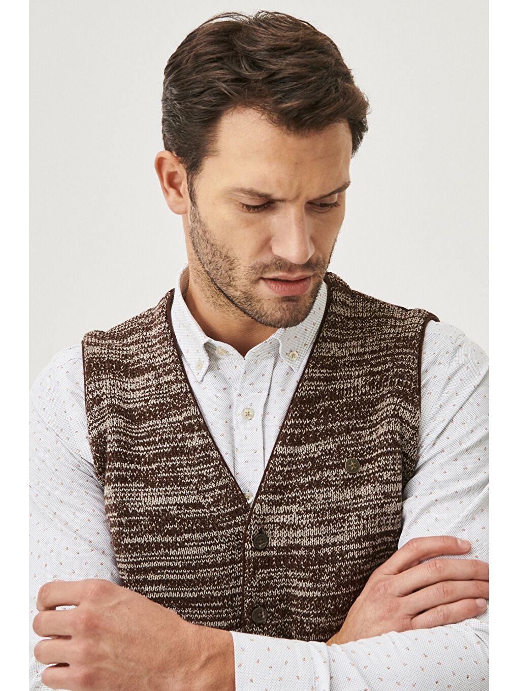 Kahverengi Erkek Kahve-Bej Standart Fit %100 Pamuk Desensiz V Yaka Triko Yelek-2