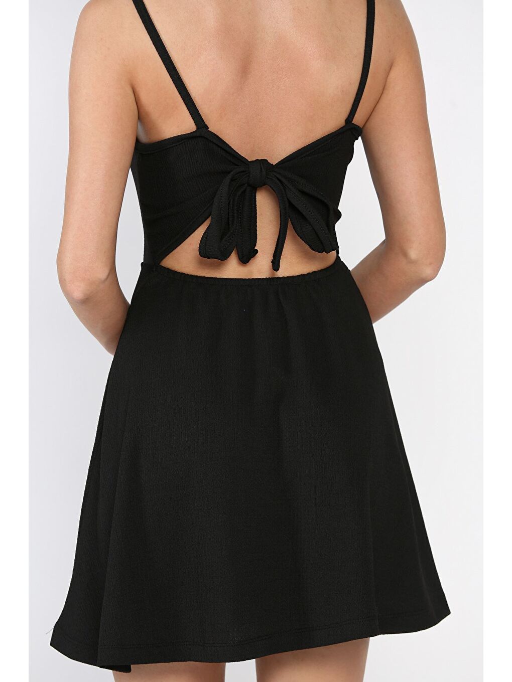 Siyah Kadın İp Askılı Sırt Bağlama Detaylı Mini Elbise-3