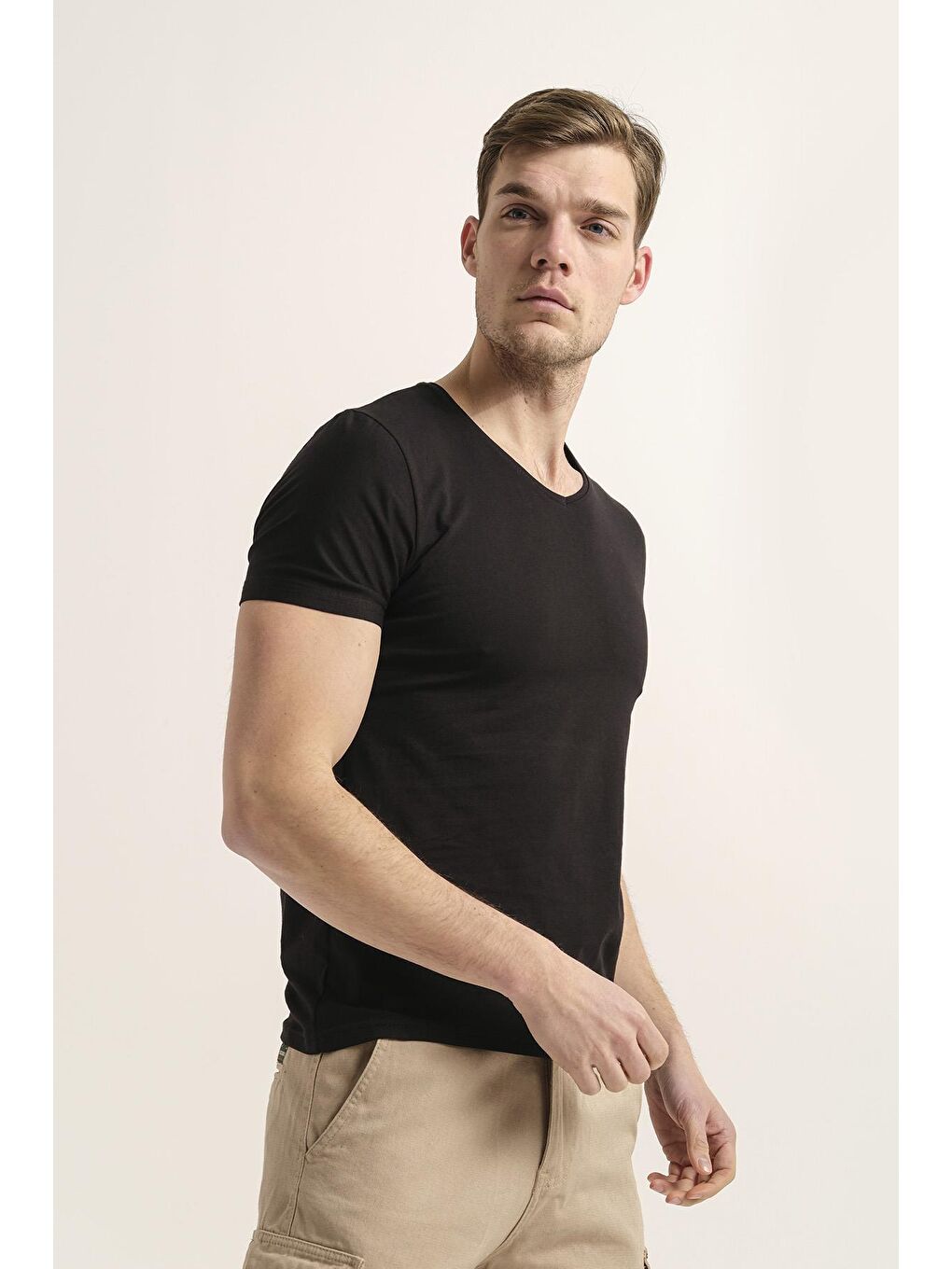 Siyah V Yaka Slim Fit Basic Erkek Tişört