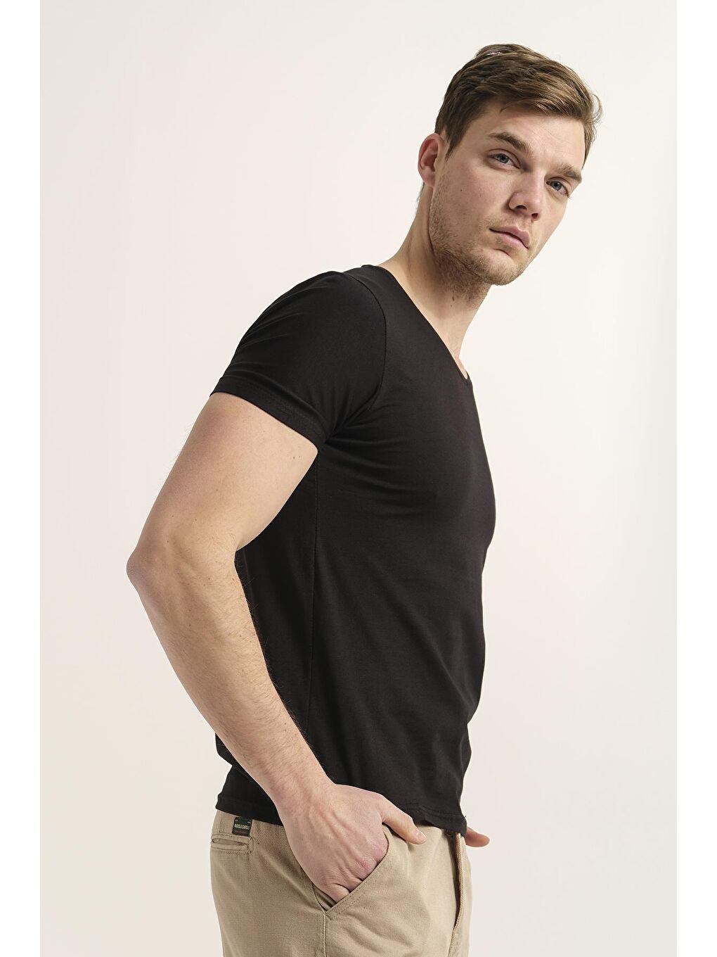 Siyah V Yaka Slim Fit Basic Erkek Tişört-1