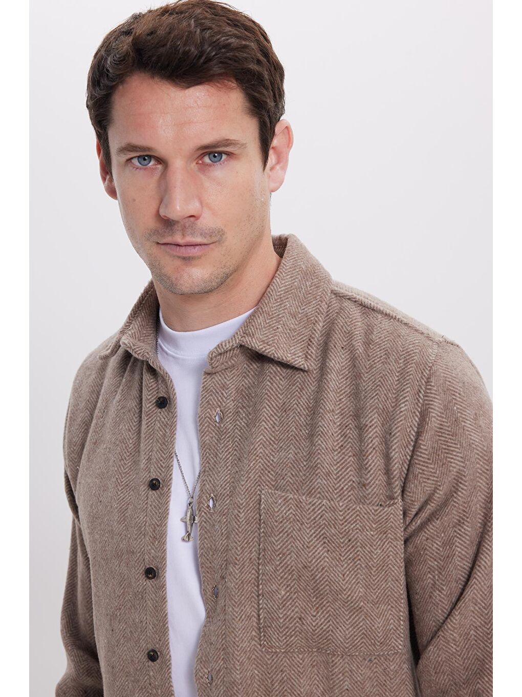 Erkek Slim Fit Dar Kesim  Armürlü Oduncu Cepli Spor Yaka Kahverengi Gömlek-1