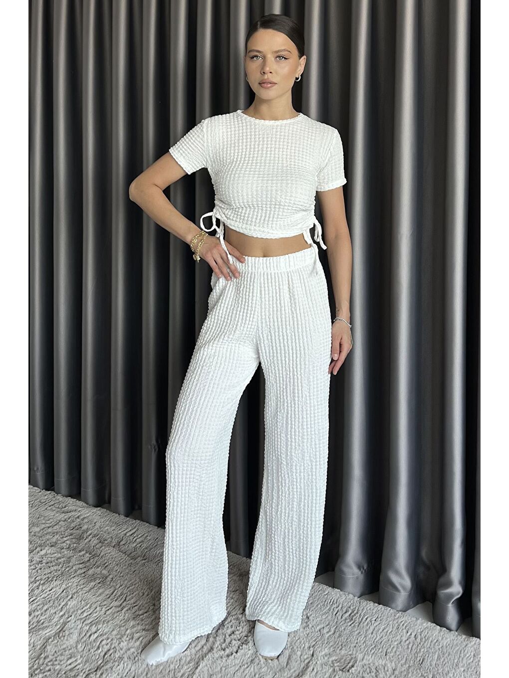 Beyaz Kadın Kendinden Desenli Yan Büzgülü Bluz Pantolon İkili Takım