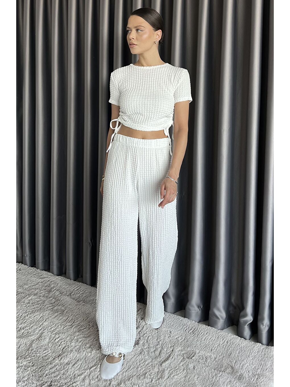 Beyaz Kadın Kendinden Desenli Yan Büzgülü Bluz Pantolon İkili Takım-1