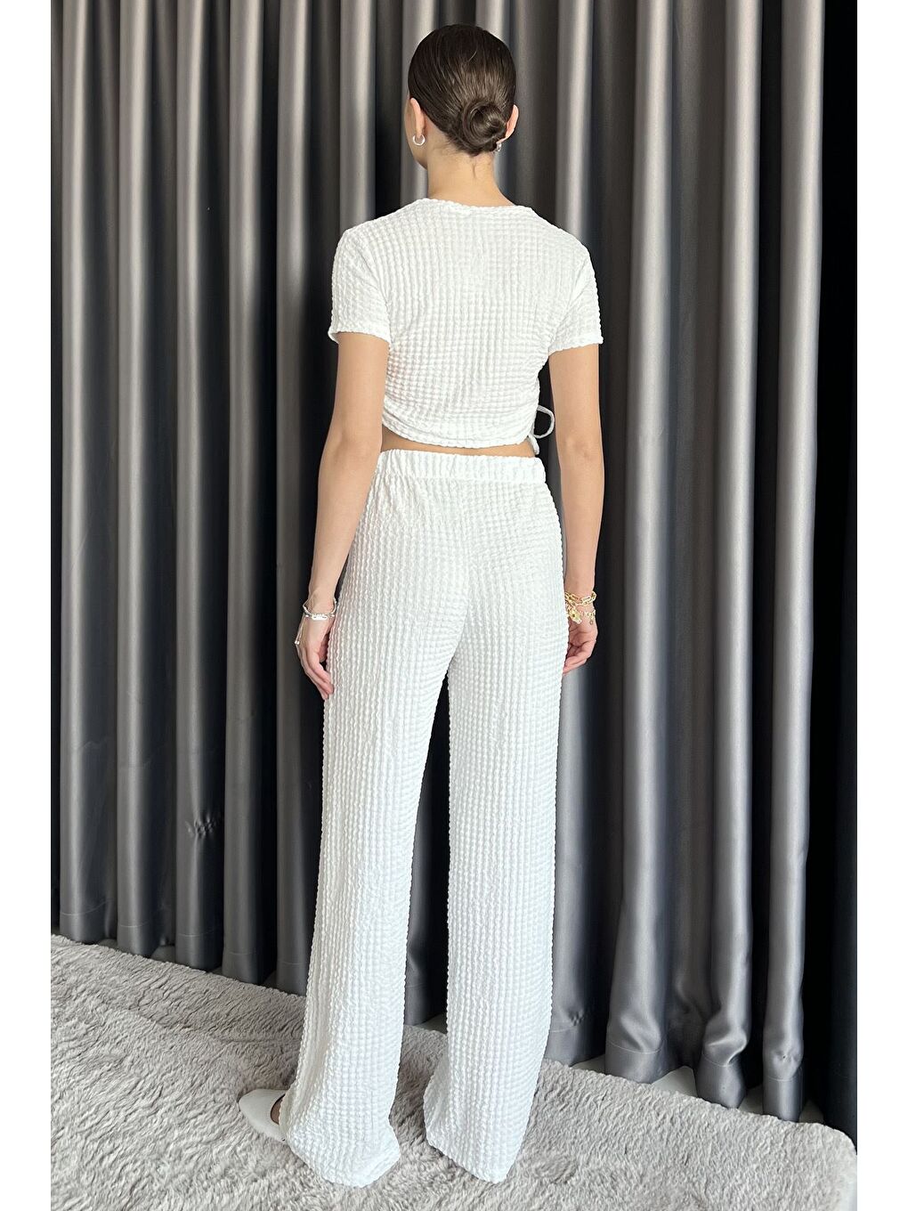 Beyaz Kadın Kendinden Desenli Yan Büzgülü Bluz Pantolon İkili Takım-2