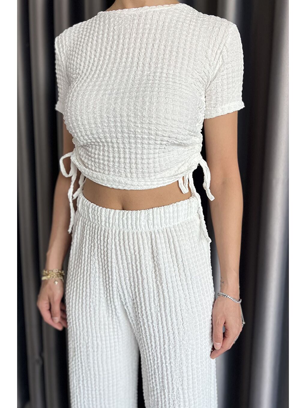 Beyaz Kadın Kendinden Desenli Yan Büzgülü Bluz Pantolon İkili Takım-3